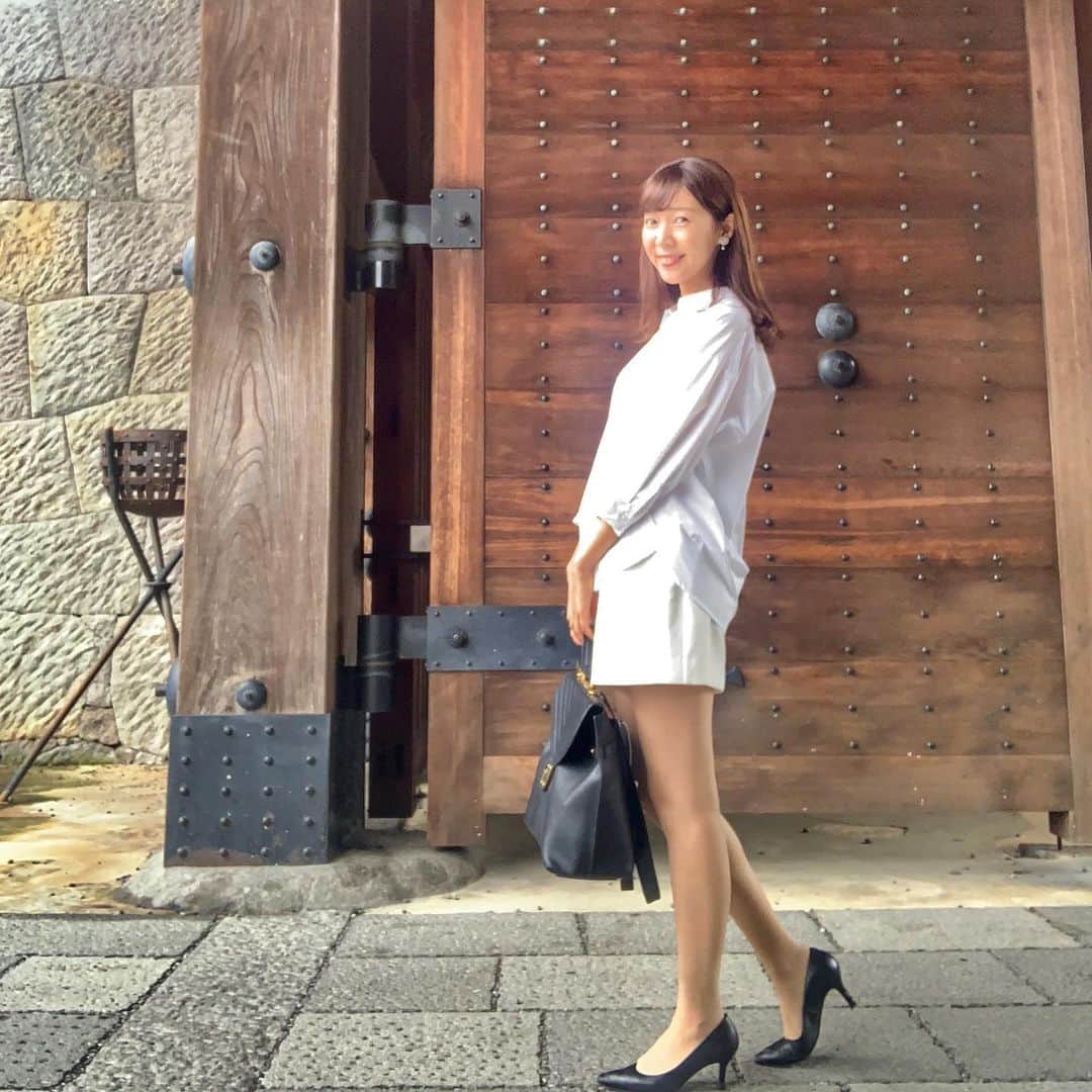 のインスタグラム：「朝イチの仕事が早く終わりすぎて お散歩🚶‍♀️ からのスタバ  普段の私では考えられーない朝  #朝活 #駿府城公園  #お仕事コーデ  #シャツ は #GU #bag は #furla  #tortona  #トルトナ #雨水が宝石みたい🥺 #これからお化粧笑 #きょうもがんばれーな」