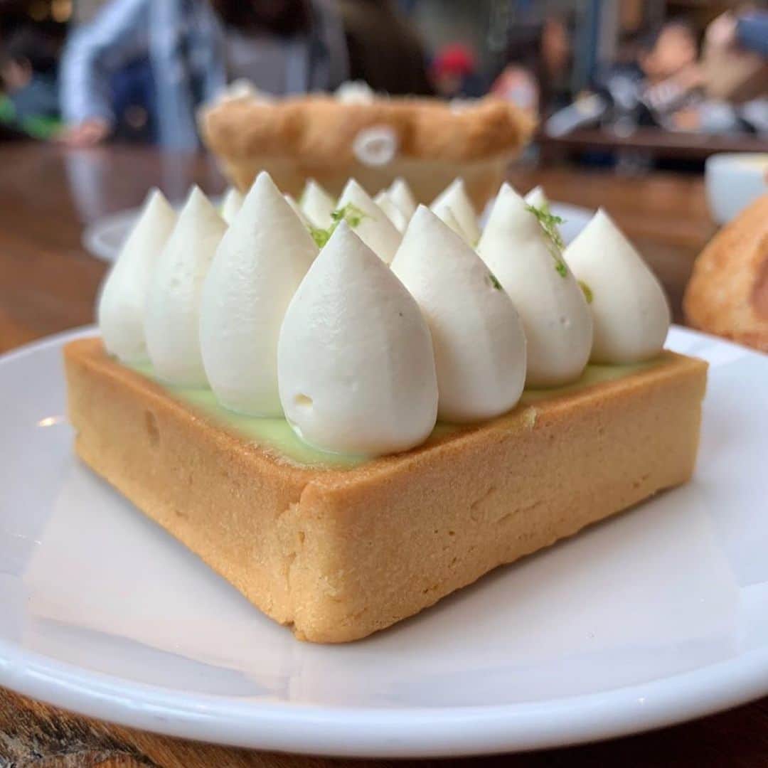 Eater LAさんのインスタグラム写真 - (Eater LAInstagram)「Avocado passionfruit tart from @republiquela. 📸: Eater Senior social manager @mostlyforks. Hashtag #eaterla on your best photos for a chance to be featured.」7月12日 10時10分 - eater_la