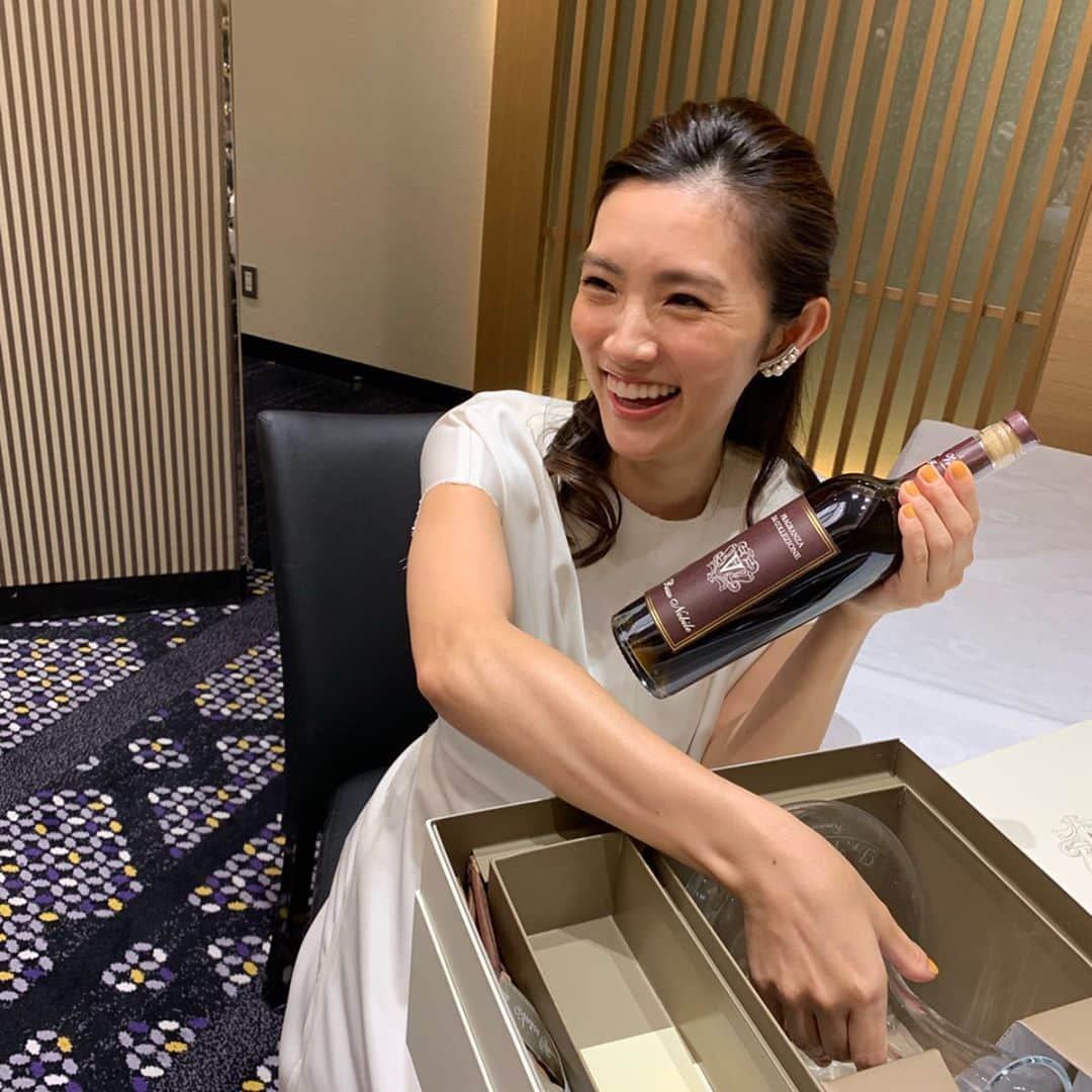 星野真里さんのインスタグラム写真 - (星野真里Instagram)「あらお酒！？ でもこの枝は何かしら？ ディフューザーだわ！ なんて素敵な！！ #パラパラまんが #いただきもの #一度喜びさらに喜ぶ #今月末38歳になるみたい」7月12日 10時21分 - mari_hoshino.7.27