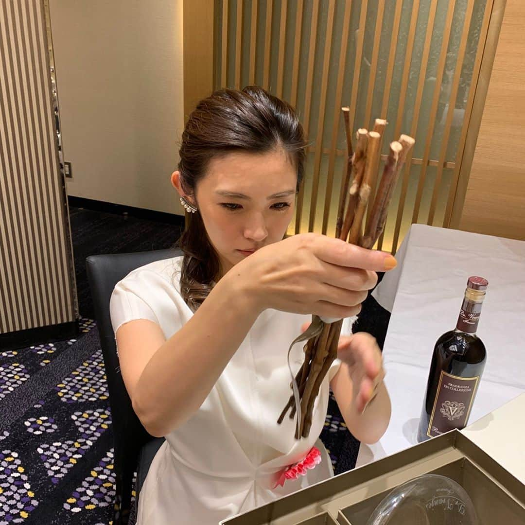 星野真里さんのインスタグラム写真 - (星野真里Instagram)「あらお酒！？ でもこの枝は何かしら？ ディフューザーだわ！ なんて素敵な！！ #パラパラまんが #いただきもの #一度喜びさらに喜ぶ #今月末38歳になるみたい」7月12日 10時21分 - mari_hoshino.7.27