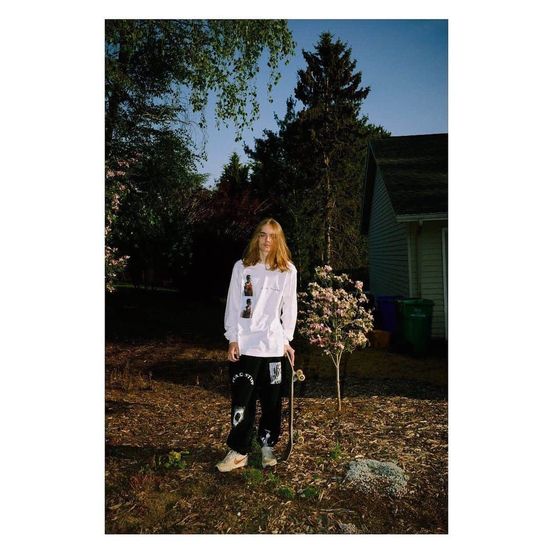 のインスタグラム：「Larryclark x F-LAGSTUF-F Collaboration Items  Online and rest of Japan retailers, releasing from July 20th 11AM #flagstuff  #larryclark  @larryclarkofficial  Photographer #KentaSawada @swdknt  Stylist#RyotaYamada @ryotayamada______ Coordination @mitsuyukinakamura」