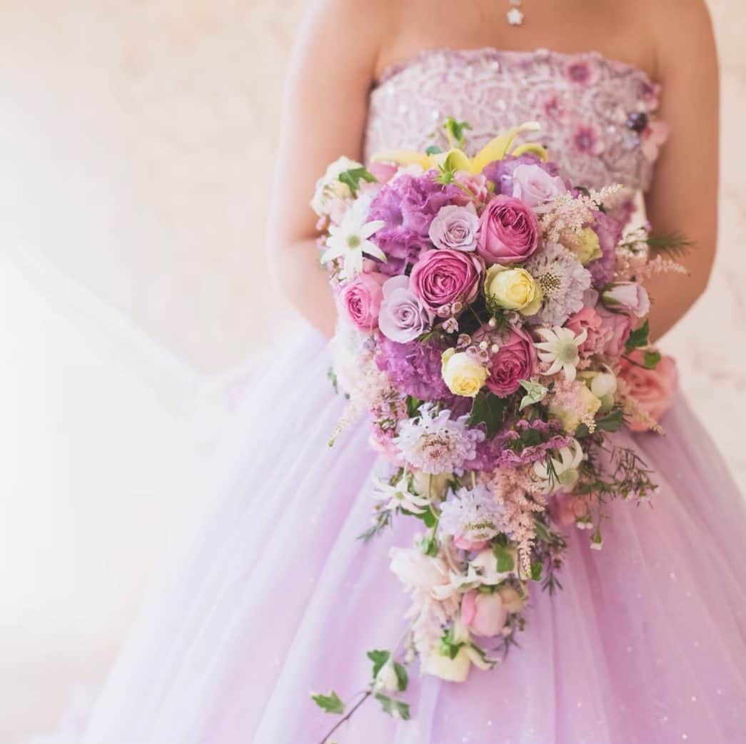 Villas des mariages TAKASAKIさんのインスタグラム写真 - (Villas des mariages TAKASAKIInstagram)「. ご新婦様のこだわりのブーケ . ドレスを選ぶのと同じように ブーケもコーディネートの１つです🌼  #ヴィラデマリアージュ高崎  #ヴィラデマリアージュ  #プレ花嫁 #プレ花嫁準備  #卒花嫁 #卒花嫁レポ  #ピンク #かわいい  #フラワー #ブーケ  #結婚式 #式場見学  #式場探し #群馬  #2019夏婚 #2019秋婚  #写真好きな人と繋がりたい」7月12日 10時18分 - villas_des_mariages_takasaki