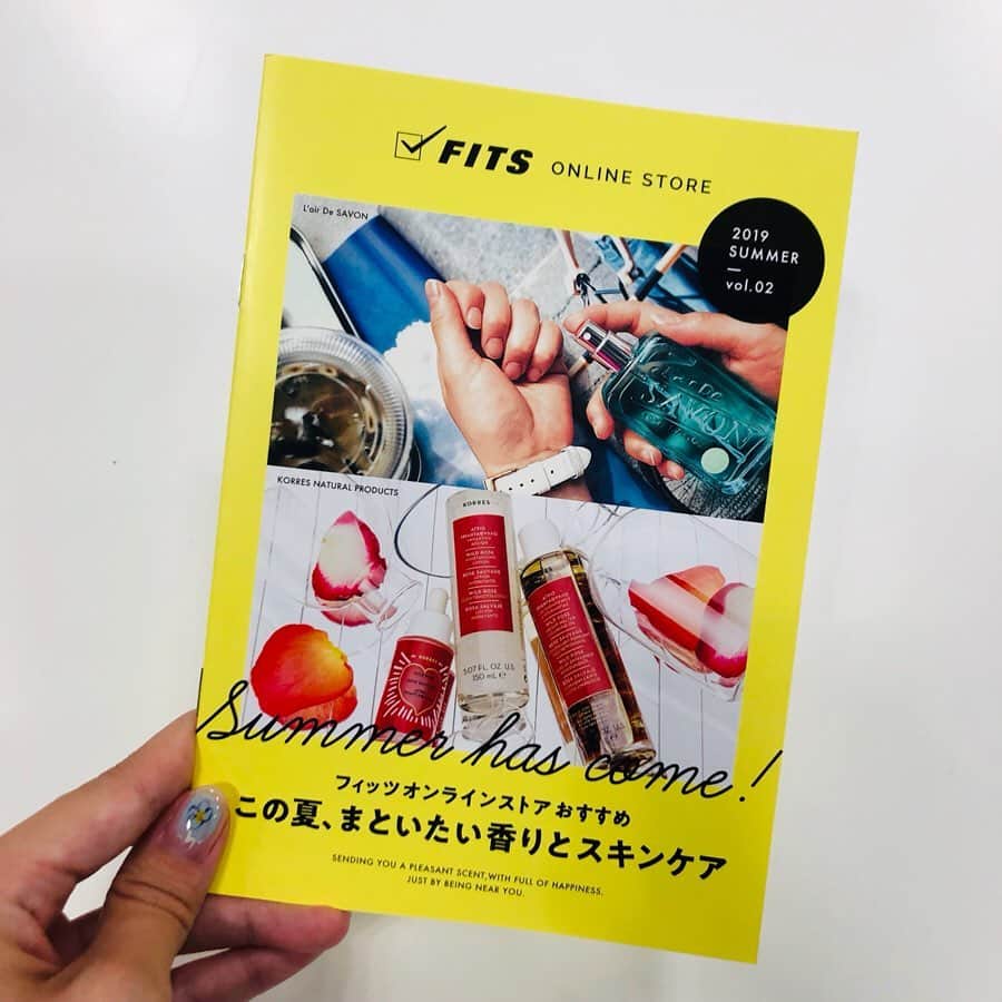 のインスタグラム：「☀️最新情報☀️﻿ フィッツオンラインストアで購入すると貰える﻿ 《ミニカタログ》が新発売のアイテムを﻿ 掲載して、新しくなりました‼️﻿ ﻿ 夏にぴったり🏄‍♂️ #lairdesavon のご紹介や﻿ 進化した🌹 #koress のワイルドローズまで﻿ 幅広く掲載されています🕺🏻﻿ ﻿ 是非みなさんもチェックしてみて下さい！﻿ お気に入り商品が見つかるかも...💥﻿ お買い物は @fits_onlinestore からどうぞ ﻿ #香水 #香水マニア #フレグランス #ボディミスト #ボディケア #匂いフェチ #香水コレクション #perfume #koress #lairdesavon #bodyfantasies #risingwave #palmtree #venusspa #summer #instagram #フィッツコーポレーション #フィッツ #夏 #爽やか」
