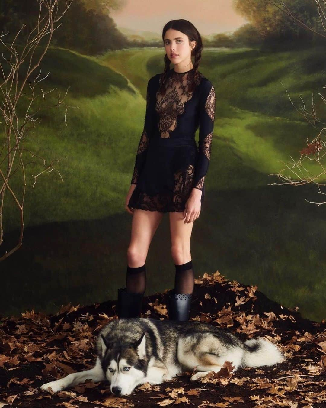 Hung Vanngoさんのインスタグラム写真 - (Hung VanngoInstagram)「@margaretqualley x @papermagazine ✨💫⚡️✨🌟. 📷 @Jordan__walczak 👗 @miaasolkin  Set @laurenelizabethbahr Husky @keanu_thehusky 💅🏻 @nailnori 💇 @rudymartins 💄 @hungvanngo」7月12日 10時22分 - hungvanngo