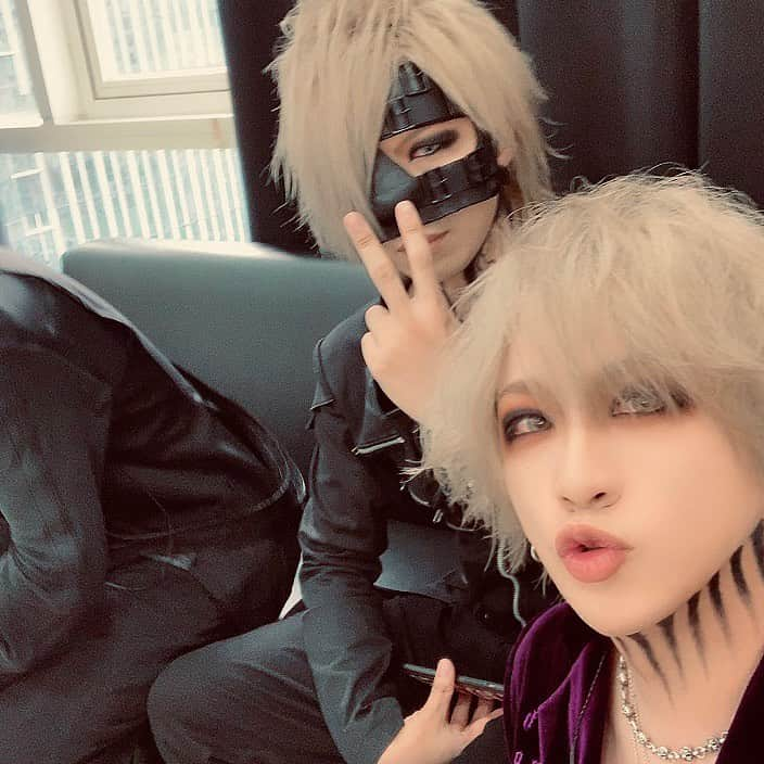 RUKI さんのインスタグラム写真 - (RUKI Instagram)「日本では雨ばかりの冴えない天気が続きますが世界の皆は元気にしていますか？  俺は早く梅雨が終わって欲しいです👽☂️ ライブまで少し期間も空くのでこれからワールドツアーで撮った写真やエピソードなんかを少しずつアップしたりしようかな〜と思います👽  もう食べちゃったけどフランスで買ったこのチョコがまた食べたい。普段はあんまり甘い物は食べなかったんだけどツアー中は疲れた時よく食べてた。そういえば台湾でタピオカとかも飲んだ🏃‍♂️ 次ワールドツアーに行く時はもっと色んな現地のオススメを知りたい👽🔥 また書きます。  #thegazette #ruki #ninth #ninthtour #livetour2019 #michoko #ワールドツアーの話#れいたチャレンジは照れて出来ませんでした」7月12日 10時24分 - ruki_nilduenilun