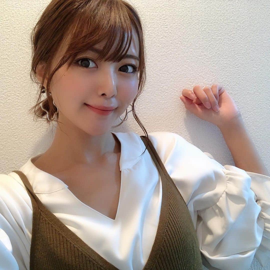 比良祐里のインスタグラム：「まだ1番下でしか結べない長さ👼久しぶりに結んだ💓 昨日は焼肉食べました＼(　´ω`　)／やっぱり牛タン最強🤤  #ボブ #一つ結び #ボブアレンジ」