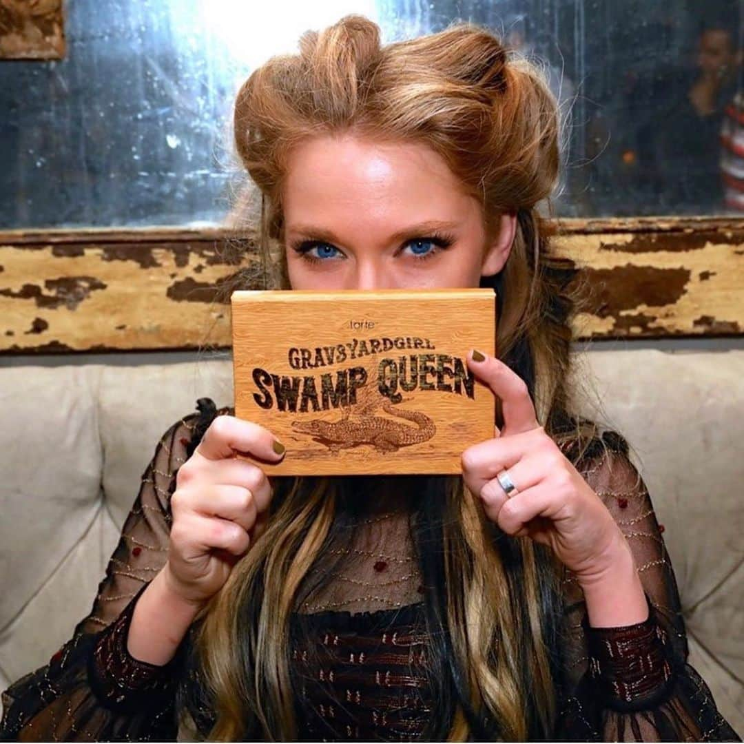 Tarte Cosmeticsさんのインスタグラム写真 - (Tarte CosmeticsInstagram)「Drop a 🐊 if you remember this collab! #regram @grav3yardgirl “is it thursday? 😂😝#throwbackthursday with a little swamp queen magic 🥰🐊 @tartecosmetics”」7月12日 10時25分 - tartecosmetics