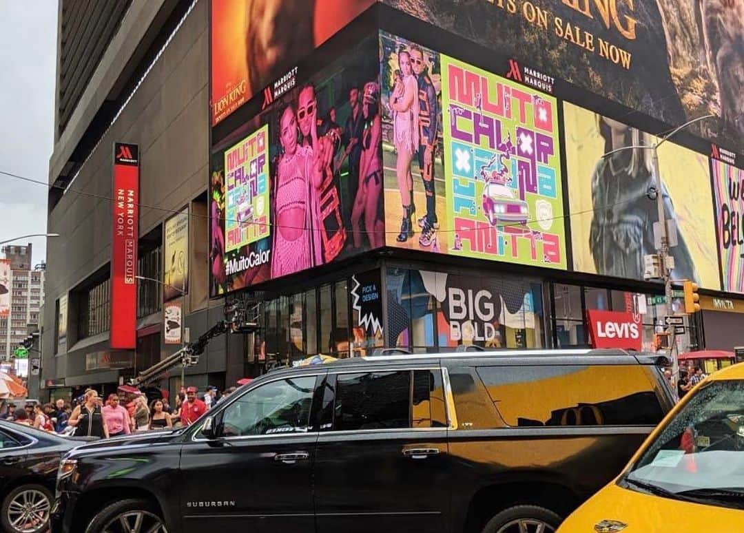 euanittaさんのインスタグラム写真 - (euanittaInstagram)「“Muito Calor” na Time Square @ozuna」7月12日 10時25分 - anitta