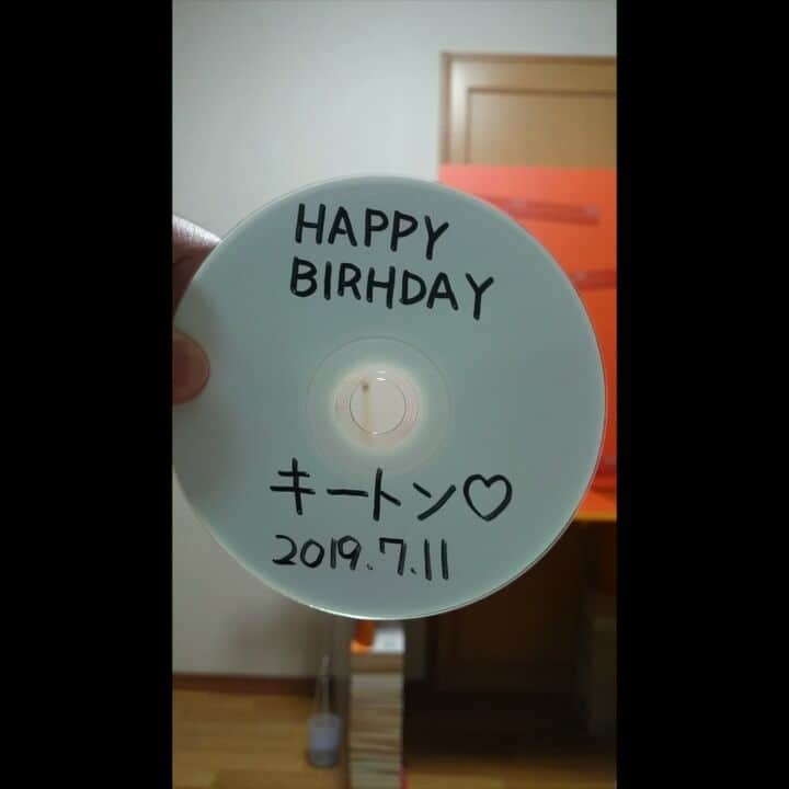 のインスタグラム：「誕生日に部屋で一人、こんなことをしてました。 お祝いコメントをくれた方に、ささやかなお礼です。 見てね♪  #キートン #誕生日 #ピタゴラスイッチ #尻」