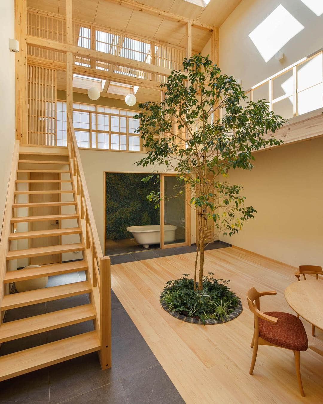 Design Milkさんのインスタグラム写真 - (Design MilkInstagram)「Designed for a family of five in a quiet neighborhood in northern Kyoto city, the House in Kyoto by #07Beach has an open living plan that allows the parents to keep an eye on their active children. And yes, that is a living indoor tree. 🌳 See the rest of this #modernhome on designmilk.com! \\\ photos by @yosukeohtake_archiphoto」7月12日 10時35分 - designmilk