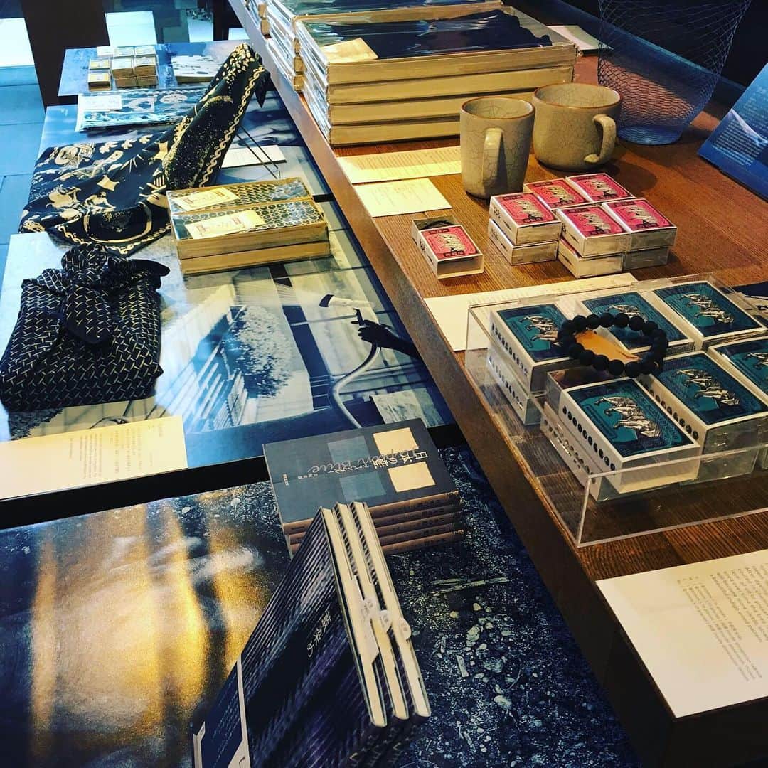代官山 蔦屋書店　DAIKANYAMA T-SITEさんのインスタグラム写真 - (代官山 蔦屋書店　DAIKANYAMA T-SITEInstagram)「DAIKANYAMA SUMMER VACATION 2019のテーマは「CONTRAST」。 各フロアーで様々なコントラストフェアを開催中です。 ・ 建築・デザインフロアーでは、 「藍のコントラスト」。徳島の藍師・染師「BUAISOU」の藍染をご紹介しています。 ・ フェア中央の暖簾は、BUAISOUさんが今回のフェアの為に製作して下さったもの。 BUAISOUさんの畑の一つの形を表した絵柄になっています。 現在「暖簾が出来るまでー」というタイトルで、BUAISOUさんのinstagramでその制作過程が公開されています！ ・ Tシャツやトート靴紐など、BUAISOUさんの藍染を実際に見る事が出来る貴重な機会をどうぞお見逃しなく。 ・ 福永紙工との「空気の器」も1点1点染の表情が違いますので、自分だけの「1点もの」に巡り合って下さい。 ・ @buaisou_i  @fukunaga_print ・ #代官山蔦屋書店  #japanblue  #空気の器 #contrast」7月12日 10時37分 - daikanyama.tsutaya