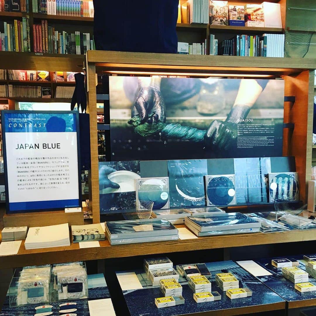 代官山 蔦屋書店　DAIKANYAMA T-SITEさんのインスタグラム写真 - (代官山 蔦屋書店　DAIKANYAMA T-SITEInstagram)「DAIKANYAMA SUMMER VACATION 2019のテーマは「CONTRAST」。 各フロアーで様々なコントラストフェアを開催中です。 ・ 建築・デザインフロアーでは、 「藍のコントラスト」。徳島の藍師・染師「BUAISOU」の藍染をご紹介しています。 ・ フェア中央の暖簾は、BUAISOUさんが今回のフェアの為に製作して下さったもの。 BUAISOUさんの畑の一つの形を表した絵柄になっています。 現在「暖簾が出来るまでー」というタイトルで、BUAISOUさんのinstagramでその制作過程が公開されています！ ・ Tシャツやトート靴紐など、BUAISOUさんの藍染を実際に見る事が出来る貴重な機会をどうぞお見逃しなく。 ・ 福永紙工との「空気の器」も1点1点染の表情が違いますので、自分だけの「1点もの」に巡り合って下さい。 ・ @buaisou_i  @fukunaga_print ・ #代官山蔦屋書店  #japanblue  #空気の器 #contrast」7月12日 10時37分 - daikanyama.tsutaya
