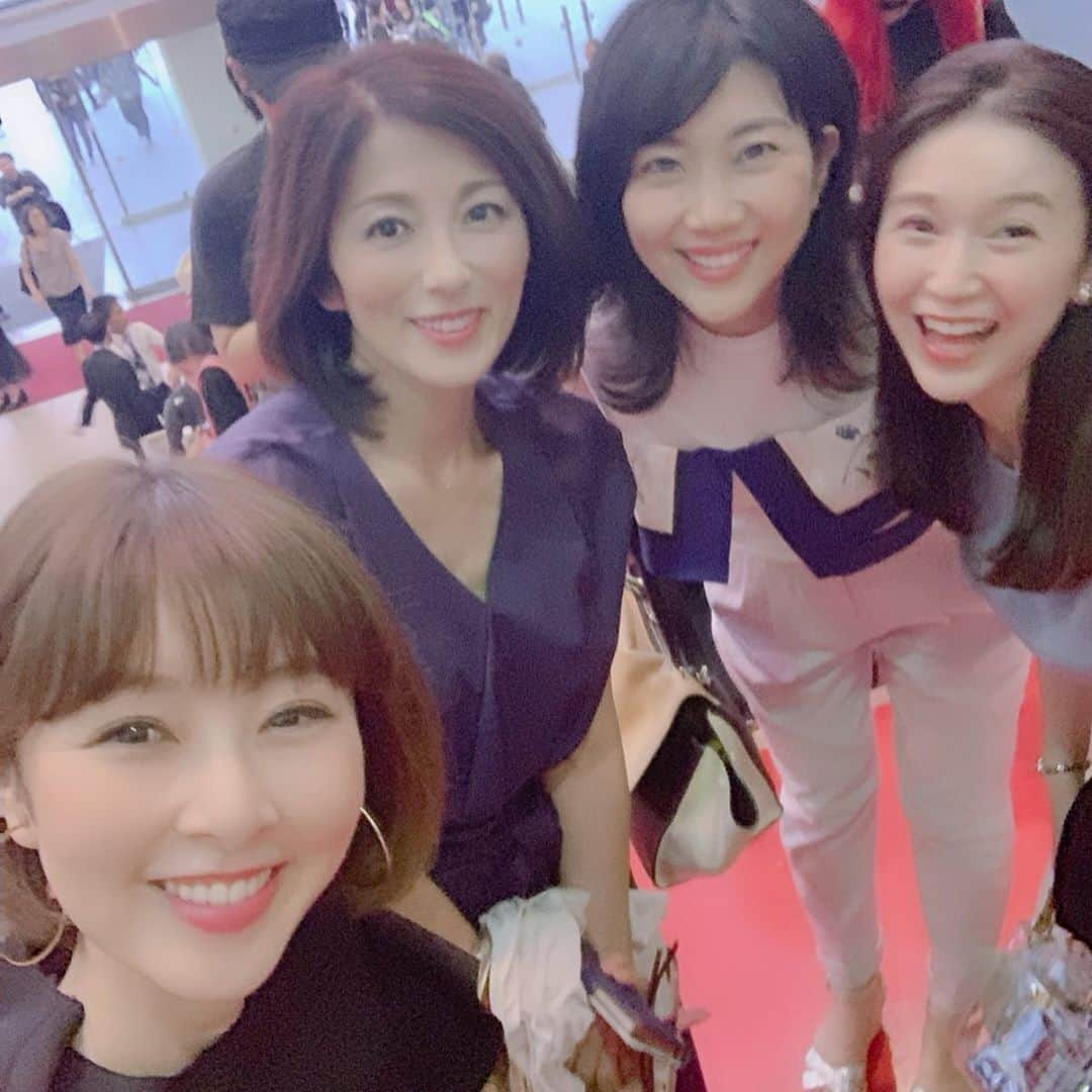 潮田玲子さんのインスタグラム写真 - (潮田玲子Instagram)「先日の話。 同じ事務所セントフォースの @reikoaizawa828 ちゃんのお誘いで SUGIZOさんのお誕生日ライヴへ行ってきました😍 中田有紀さんにも久しぶりにお会いできました💓 ミス日本で礼ちゃんの後輩でもある @yokori_0519 ちゃんにもお会いできました❤️ ライヴはSUGIZOさんのカッコよすぎる演奏に豪華なゲストの方々で興奮しっぱなし。 特にサプライズでGLAYの皆さんが登場して歌った時はボルテージも最高潮😍😍🙌🙌もぉ〜かっこよすぎて最高でした❤️ #SUGIZOさんの #聖誕半世紀祭  #相沢礼子ちゃん #中田有紀さん #横山林沙さん #みんなを待ってる間 #礼ちゃんとアプリで遊ぶ #礼子と玲子 #れいこづくし」7月12日 10時40分 - reikoshiota_official