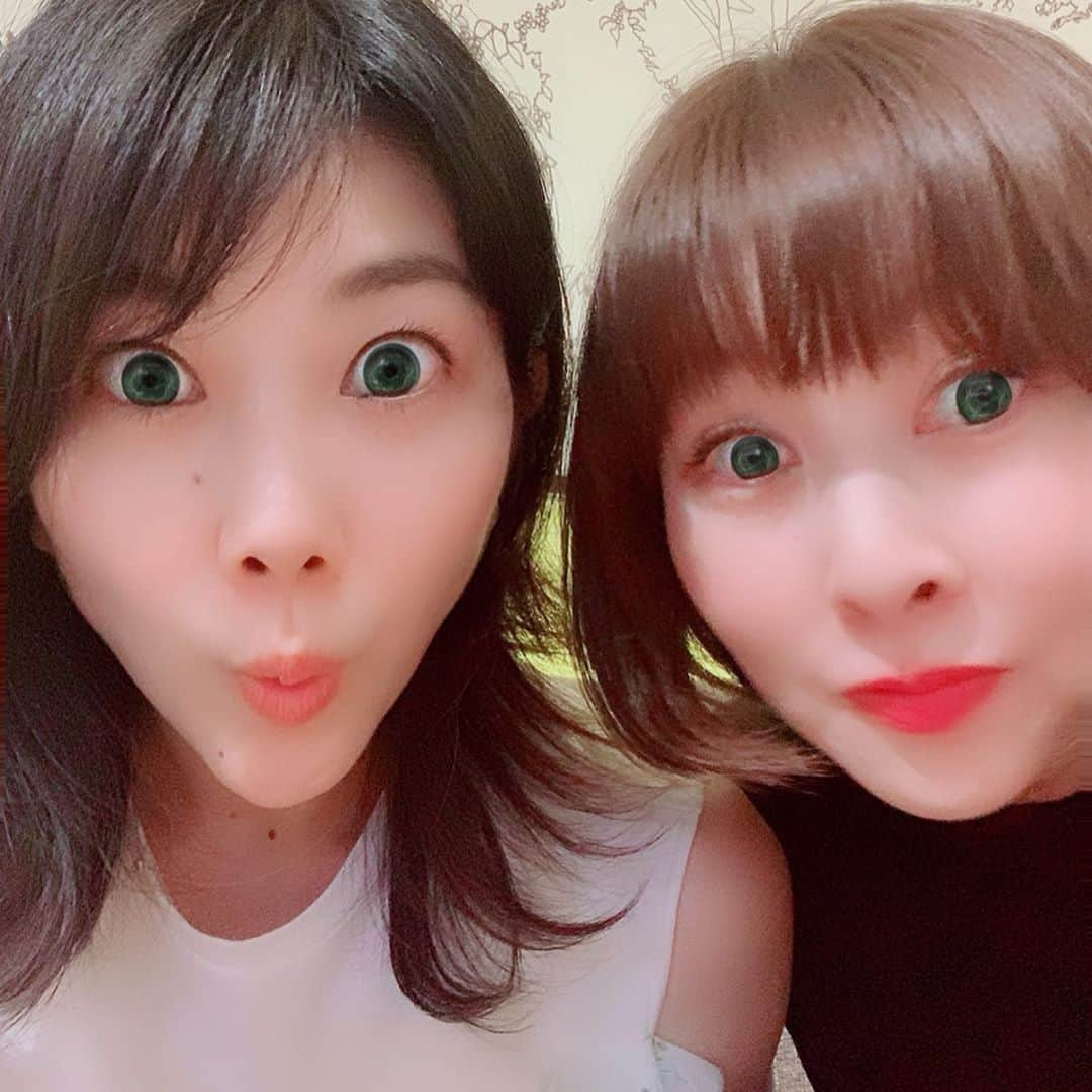 潮田玲子さんのインスタグラム写真 - (潮田玲子Instagram)「先日の話。 同じ事務所セントフォースの @reikoaizawa828 ちゃんのお誘いで SUGIZOさんのお誕生日ライヴへ行ってきました😍 中田有紀さんにも久しぶりにお会いできました💓 ミス日本で礼ちゃんの後輩でもある @yokori_0519 ちゃんにもお会いできました❤️ ライヴはSUGIZOさんのカッコよすぎる演奏に豪華なゲストの方々で興奮しっぱなし。 特にサプライズでGLAYの皆さんが登場して歌った時はボルテージも最高潮😍😍🙌🙌もぉ〜かっこよすぎて最高でした❤️ #SUGIZOさんの #聖誕半世紀祭  #相沢礼子ちゃん #中田有紀さん #横山林沙さん #みんなを待ってる間 #礼ちゃんとアプリで遊ぶ #礼子と玲子 #れいこづくし」7月12日 10時40分 - reikoshiota_official