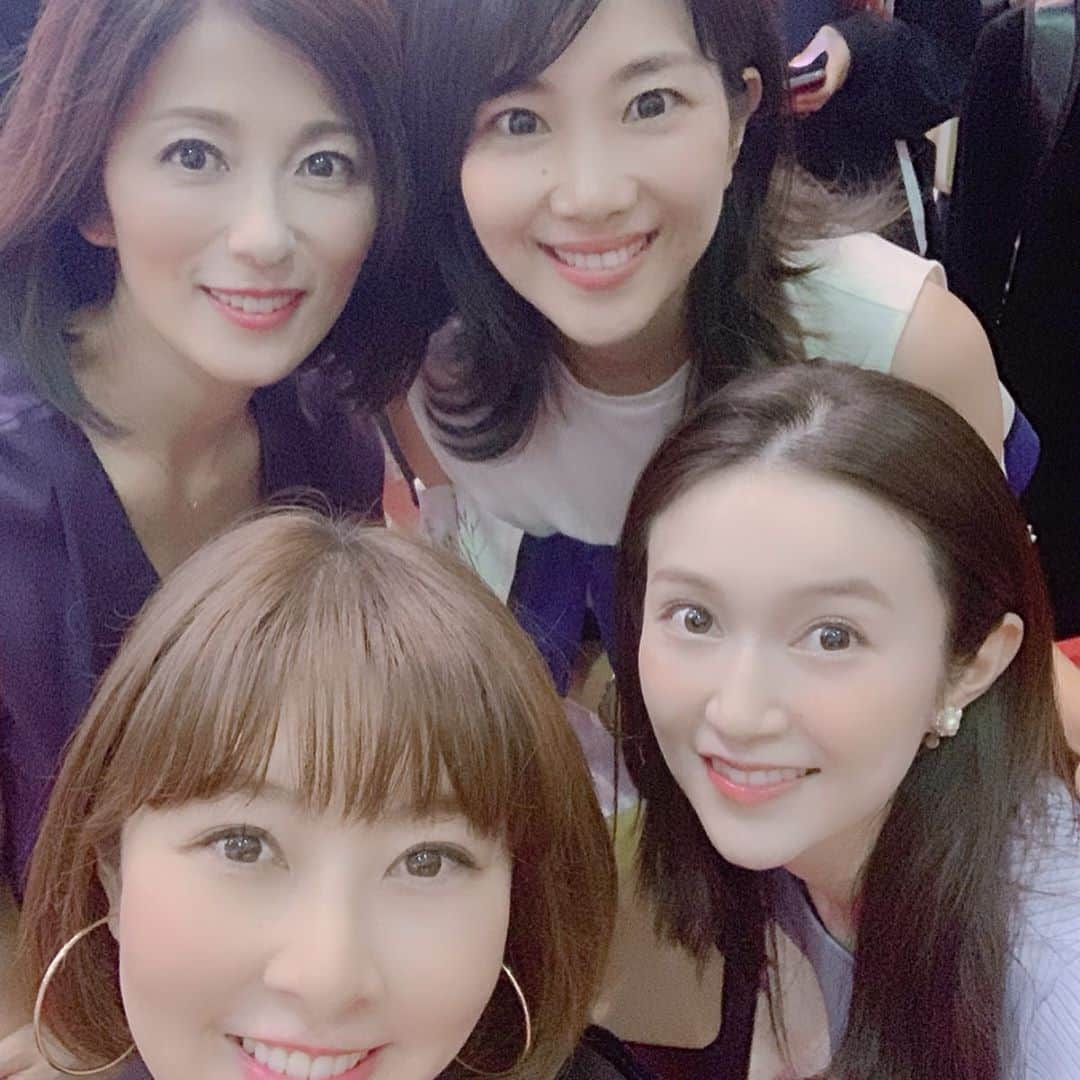 潮田玲子さんのインスタグラム写真 - (潮田玲子Instagram)「先日の話。 同じ事務所セントフォースの @reikoaizawa828 ちゃんのお誘いで SUGIZOさんのお誕生日ライヴへ行ってきました😍 中田有紀さんにも久しぶりにお会いできました💓 ミス日本で礼ちゃんの後輩でもある @yokori_0519 ちゃんにもお会いできました❤️ ライヴはSUGIZOさんのカッコよすぎる演奏に豪華なゲストの方々で興奮しっぱなし。 特にサプライズでGLAYの皆さんが登場して歌った時はボルテージも最高潮😍😍🙌🙌もぉ〜かっこよすぎて最高でした❤️ #SUGIZOさんの #聖誕半世紀祭  #相沢礼子ちゃん #中田有紀さん #横山林沙さん #みんなを待ってる間 #礼ちゃんとアプリで遊ぶ #礼子と玲子 #れいこづくし」7月12日 10時40分 - reikoshiota_official