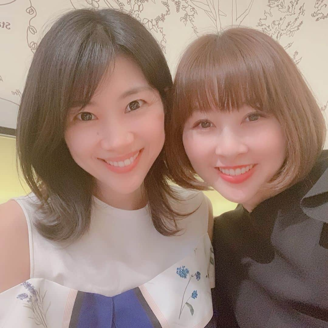 潮田玲子さんのインスタグラム写真 - (潮田玲子Instagram)「先日の話。 同じ事務所セントフォースの @reikoaizawa828 ちゃんのお誘いで SUGIZOさんのお誕生日ライヴへ行ってきました😍 中田有紀さんにも久しぶりにお会いできました💓 ミス日本で礼ちゃんの後輩でもある @yokori_0519 ちゃんにもお会いできました❤️ ライヴはSUGIZOさんのカッコよすぎる演奏に豪華なゲストの方々で興奮しっぱなし。 特にサプライズでGLAYの皆さんが登場して歌った時はボルテージも最高潮😍😍🙌🙌もぉ〜かっこよすぎて最高でした❤️ #SUGIZOさんの #聖誕半世紀祭  #相沢礼子ちゃん #中田有紀さん #横山林沙さん #みんなを待ってる間 #礼ちゃんとアプリで遊ぶ #礼子と玲子 #れいこづくし」7月12日 10時40分 - reikoshiota_official