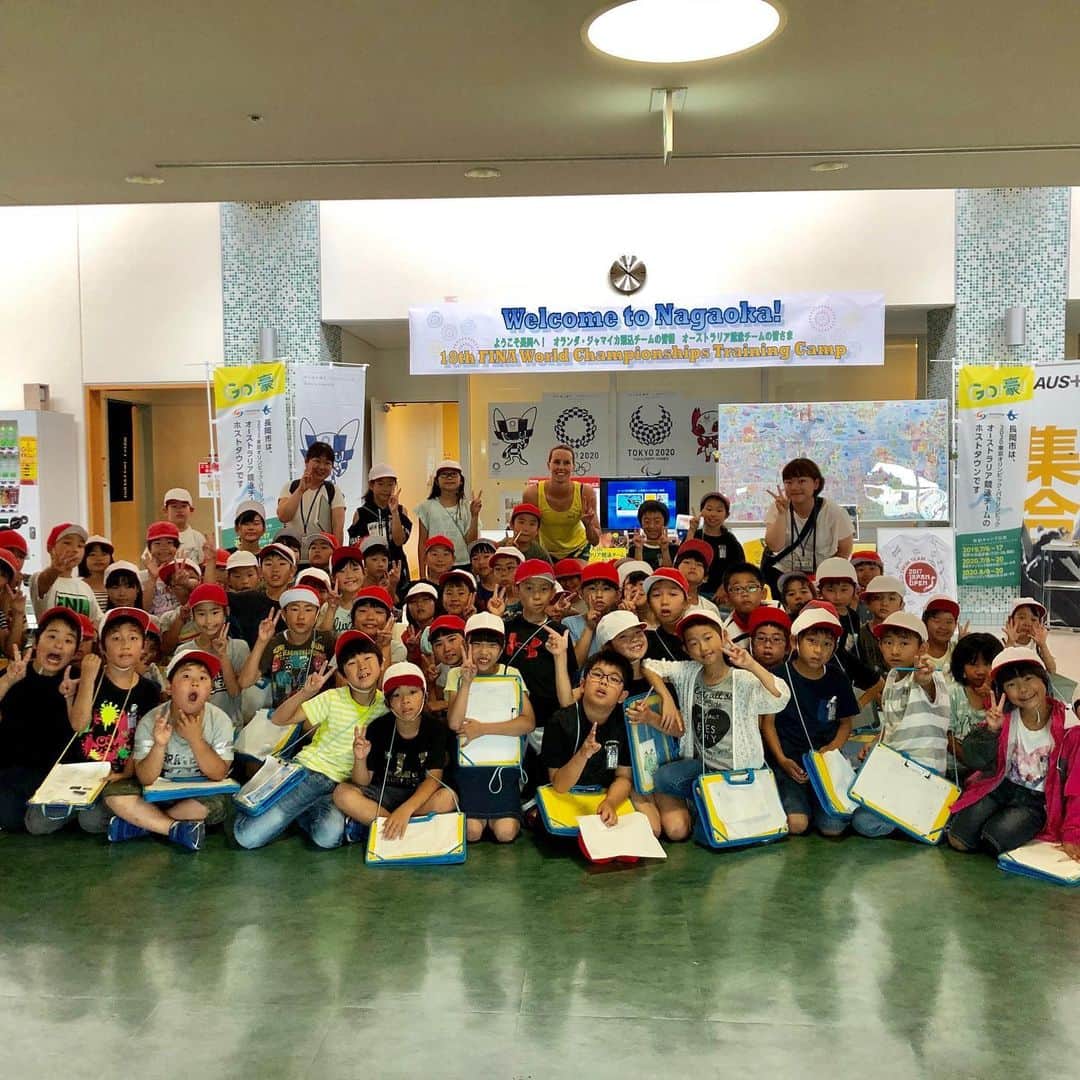 エマ・マッケオンさんのインスタグラム写真 - (エマ・マッケオンInstagram)「Loving meeting all the locals In Nagaoka 🇯🇵 The cutest kids! Lots of Hi-fives and trying to speak the very tiny bit of Japanese I know 🥰」7月12日 10時56分 - emmamckeon