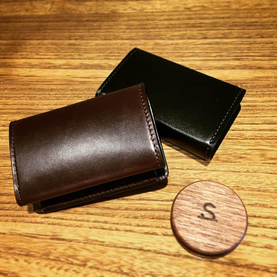 バッグ通販TORATOのインスタグラム：「＜WILDSWANS＞BASICS CLAM WILDSWANS WS-CLAM Black/Choco/￥20,520 ▼TORATO @torato.jp  #torato #wildswans #shortwallet #black #choco #cowleather #mens #leathergoods #smallleathergoods #fashion #harajuku #saddlepullup #tokyo #leather #leathercraft #fashion #minimalist #japanquality #madeinjapan #ワイルドスワンズ #サドルプルアップレザー #レザー #革 #本革 #二つ折り財布 #ミニ財布 #財布 #コインケース #トラト #メンズファッション」