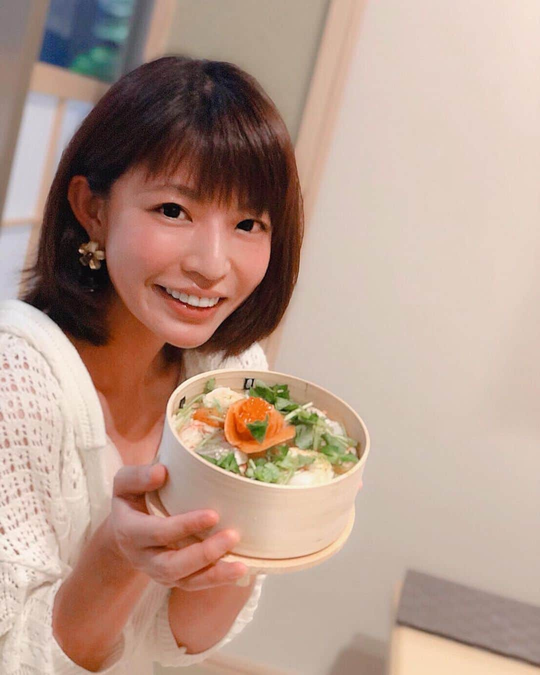 熱田久美さんのインスタグラム写真 - (熱田久美Instagram)「おはようございます//☂﻿// あいにくの雨...早く梅雨よ明けてくれー☀️ 昨日は実は初めて！新潟名物のわっぱ飯食べました！ 美味しかったから、今日も頑張れるぞー∠(　˙-˙ )／🔥 ・ #わっぱ飯 #わっぱ飯いちや #大名 #わっぱめし #中目黒  #新潟 #名物 #新潟名物 #ご当地 #グルメ #ご当地グルメ #海鮮 #たっぷり #サーモン #のどぐろ #いくら  #海老 #えび #蟹 #かに #和食 #梅雨 #雨 #東京 #梅雨明け #待ち遠しい  #金曜日 #頑張ります #頑張ろう」7月12日 11時04分 - kuumi1125