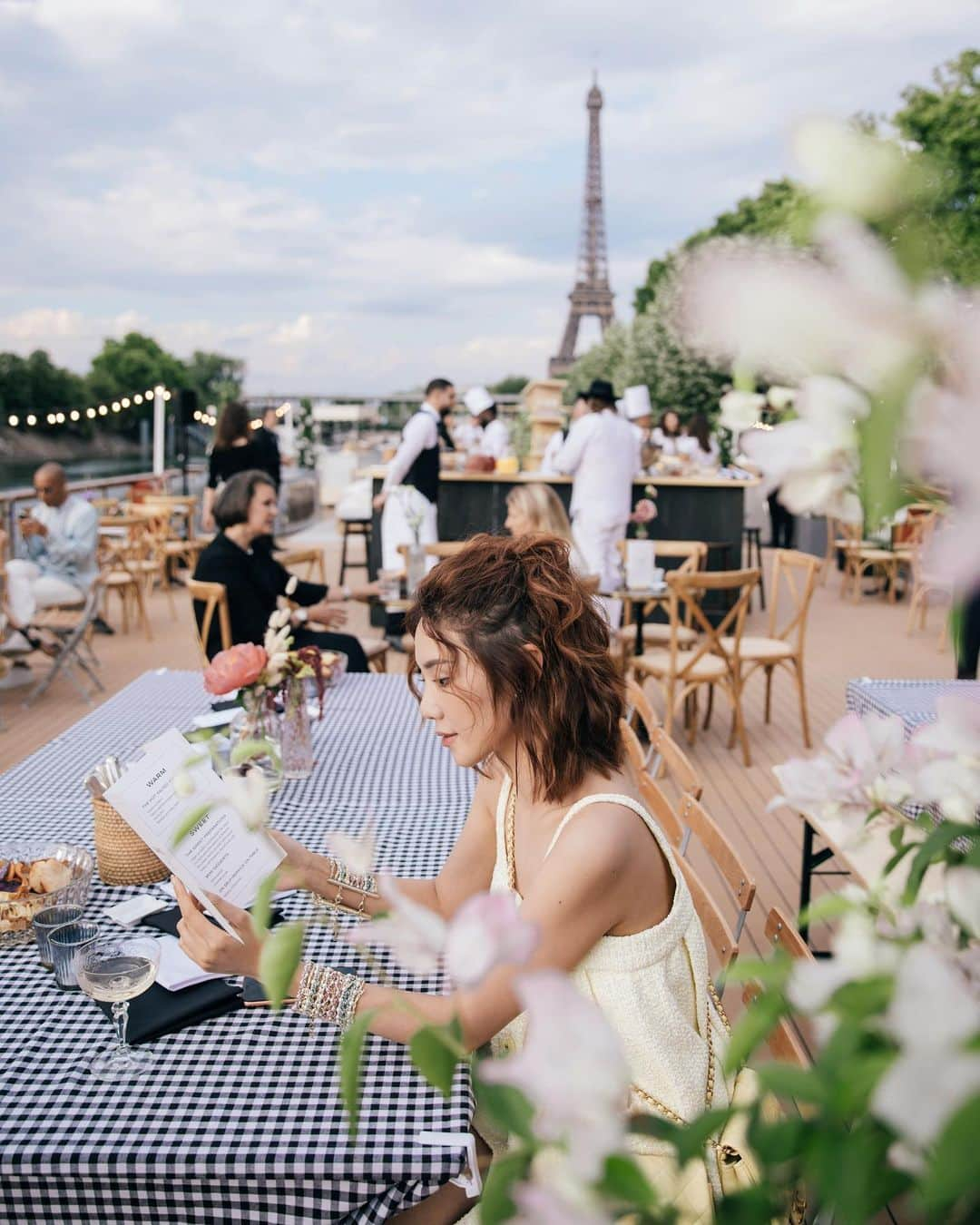 Elva Niさんのインスタグラム写真 - (Elva NiInstagram)「A spectacular dining experience on Seine River 🥂 . . . #FallWinter2019 #Chanelmakeup #CreateYourself  @Chanel.beauty」7月12日 10時59分 - misselvani