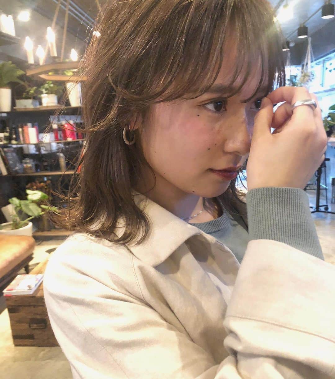 カワシリアツシのインスタグラム：「ご予約お待ちしてます◎ DM・Lineよりお問い合わせください☺︎ ・ ・ ・ ・ブリーチの回数がわからない。 ・値段が気になる。 ・ダメージが心配。など なんでもご気軽にご相談ください😊 ・ ご予約やご相談はDM・LINEにて待ちしております🙆‍♂️ ・ ・ ・  #アディクシー #イルミナカラー  #外国人風カラー #ミニボブ #切りっぱなしボブ #ハイライト #外ハネ #グラデーション #外国人風 #ポートレート #美容室 #美容院 #美容学生 #撮影 #東京 #渋谷  #ショートヘア #グレージュ  #ブルージュ #ブリーチ #portrait #フィルムカメラ #hairstyle #ショートカット #haircolor #ハイトーン #데일리룩 #时尚 #แฟชั่น#デジキュア」