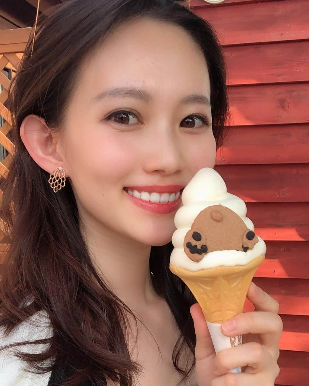 勝田梨乃さんのインスタグラム写真 - (勝田梨乃Instagram)「﻿ ﻿ ﻿﻿ ﻿﻿﻿ ﻿ 牛乳アイスにクマのお尻クッキー🧸🍪🧡﻿﻿ ﻿﻿ るかのはひよこのお尻🐥🍪💛﻿﻿ ﻿﻿ その横で荒井はメロンパンに悶絶してました🍈﻿ ﻿ #北海道旅行#旭川#旭山動物園﻿ #홋카이도여행#아사히카와#아사히야마동물원#우유﻿ #맛스타그램#행복」7月12日 11時13分 - rino_katsuta