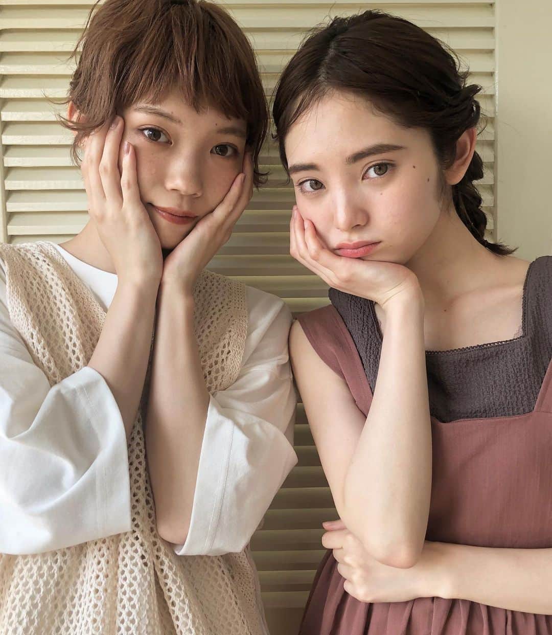 のインスタグラム：「mer web×loretta連載記事のヘアメイクを担当させていただきました🌛 はるちゃんとみよしちゃんの破壊的な透明感とかわいさとlorettaの良さが伝わったら嬉しいな📖 現在公開中の第1弾は二人のヘアのベース作り、 次回公開の第2弾は簡単なアレンジについて🦕 ぜひ見てみてください〜 . . #ichiki_hair #ichiki_arrange #ichiki_make」