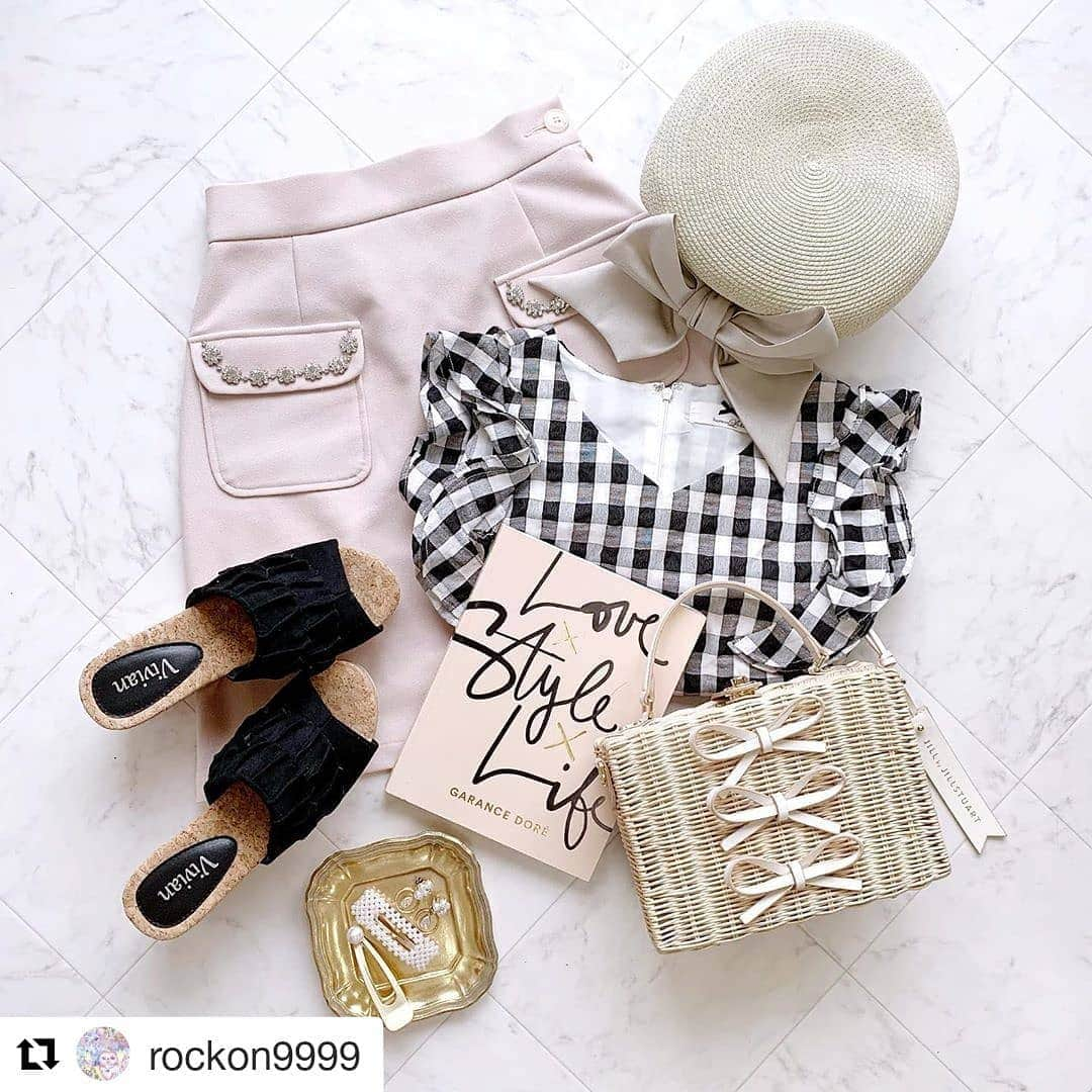 VIVIAN Collectionさんのインスタグラム写真 - (VIVIAN CollectionInstagram)「素敵なコーデありがとうございます👡 ・ ・ ・ #Repost @rockon9999 (@get_repost) ・ ・ ・ ・ ♡Newin♡ @vivian_collection_official で サンダルをゲットしたよー💗 これね、前に紹介したシルバーのサンダルと色違いなの❣️ デザイン良し、履き心地良しでつい⭐️ やっぱり可愛いなあー🐻💕 * そして合わせてる帽子❣️ 色が選べなくてアンケートさせてもらった @ca4la_official のベレー帽だよ🎶 結局アンケートも半々くらいで、 悩みに悩んでホワイトにしてみた💗 合わせやすいし、ホワイトにして良かったあ🍒 * #supremelala #シュープリームララ #lerevevaniller #vaniller_style #jillbyjillstuart #jillby #ジルバイジルスチュアート #ジルバイ #ca4la #カシラ #viviancollection #vivian公式アンバサダー #sucle #ray公認インフルエンサー #女子力向上委員会 #mery #museco #ミューズマガジン #womagazine #ウーマガジン #4meee #chao_app #uranaru #rili_tokyo #lucrajp #mimia_code #ローリエプレス」7月12日 11時06分 - vivian_collection_official