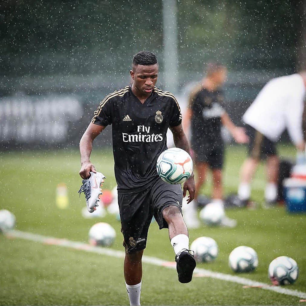 のインスタグラム：「🌨⚽️❤️」