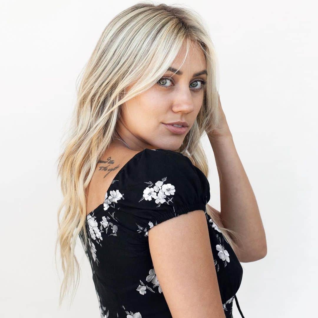 Camden Scottのインスタグラム：「The only thing that could make hanging at the #dphuehouse better would be if I could move in!! Thank you so much @justinandersoncolor and @aleksey_hair for my incredible new hair!  Can’t wait to maintain this bomb ass blonde with all my new @dphue goodies! (Check my story for the swipe up to get yours!)」