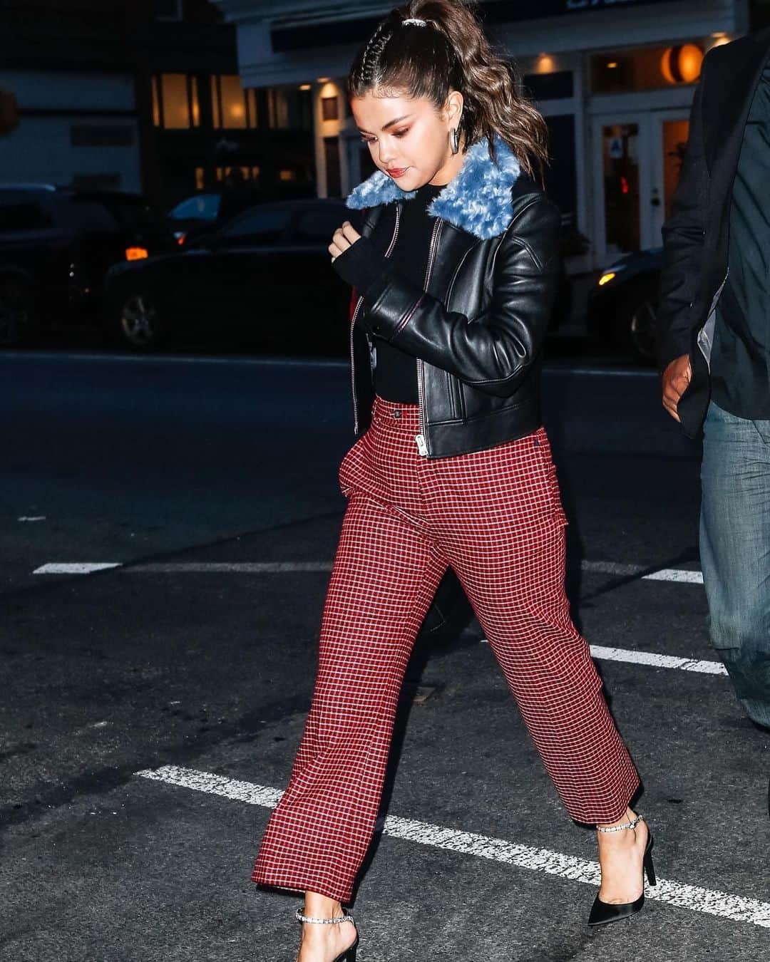 Always With Selenaのインスタグラム：「Street Style @kingsvogue」