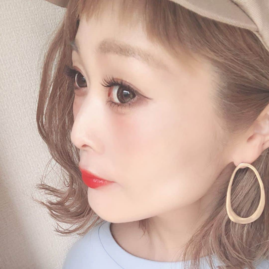 Kikuno Sayumiさんのインスタグラム写真 - (Kikuno SayumiInstagram)「〻eyelash〻 ・ ・ ・ こないだ#マツエク リペアにいってきたよ𓍼 ・ 臨月入るときついかなーと思って早めに行っといた💡 ・ お世話になってる#自由が丘 にあるサロン @r.grace_jiyugaoka にて♥︎ ・ 駅近で通いやすい☺︎ ・ 担当は今回も渡辺さん @chiori_rgrace ♡ ・ 持ちが本当に良い✨ ・ ・ #アップワードラッシュ、太さを0.2mm。持ちの良いフラットラッシュで。 ・ ・ ︎︎︎︎☑︎上160本上目頭から目尻にかけてC～J8~11mm ︎︎︎︎☑︎下C7ミリ40本 ・ ・ このデザイン、私みたいに下がりまつ毛の方にもおすすめ！！根元からグイッと上げたい下は下げたいっていう私にはぴったり。 メイクが時短になってちょー楽ちん♡♡ ・ ・ ・ #マツエクデザイン #マツエクサロン #マツエク専門店#RGRACE #アールグレイス#フラットラッシュ#eyelashes  #カジュアル#春コーデ#패션스타그램#옷스타그램#오오티디#ファッション#時短メイク#fashion#ママ#ママコーデ#プチプラコーデ#大人カジュアル#ヘアアレンジ#シンプルコーデ#オン眉#大人可愛い#ジユジョ#マタニティコーデ #ぷんにー#妊娠9ヶ月」7月12日 11時10分 - sayumikikuno