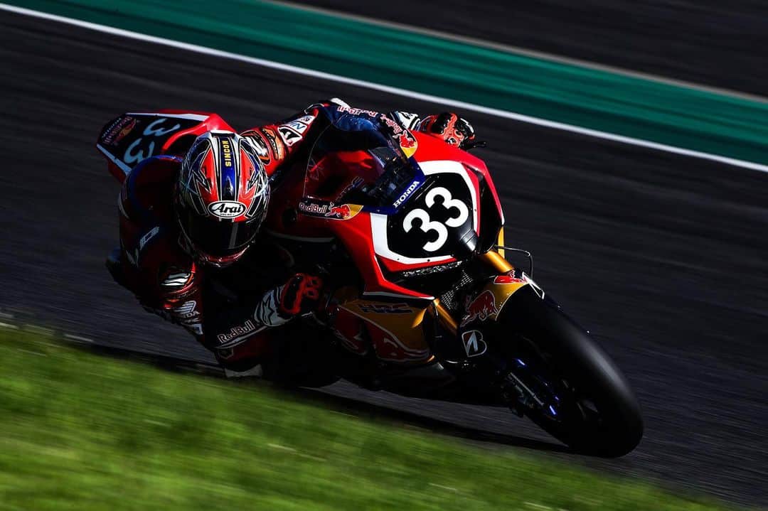 折原弘之のインスタグラム：「🏁Suzuka 8H Testing day  鈴鹿のテストを終え、富士スピードウェイに入りました。 名だたるチャンピオンたちを差し置いて、今年の8Hは、完全にこの人を中心に回ってました。  #Takimi Takahashi #hrc @honda  #hondaracing」
