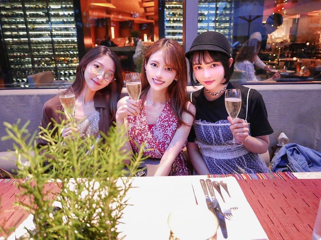 のインスタグラム：「ハイアットで女子会💋 るなとれいなと、、、🍽💓 * 幻想的なテラスでバーベキュー料理と シャンパンで乾杯🥂 テラスはアラビアンな雰囲気で 日本じゃないみたい💕 * 前菜盛り合わせとバーベキューグリルプレートと ミントティーが付いてくるコースを 頂きましたが、外で食べるのは また格別で美味しいですね🍽💕 * 久々に集まった3人✨ 溜まりに溜まった話が沢山できたっ👯‍♀️ お店の方がサプライズもしてくれて😭✨ とても楽しかった〜🥺💕💕 * @grandhyatttokyo * #フレンチキッチン #グランドハイアット東京 #モロッコ料理 #テラス席 #おしゃれビアガーデン #東京ビアガーデン #女子会」