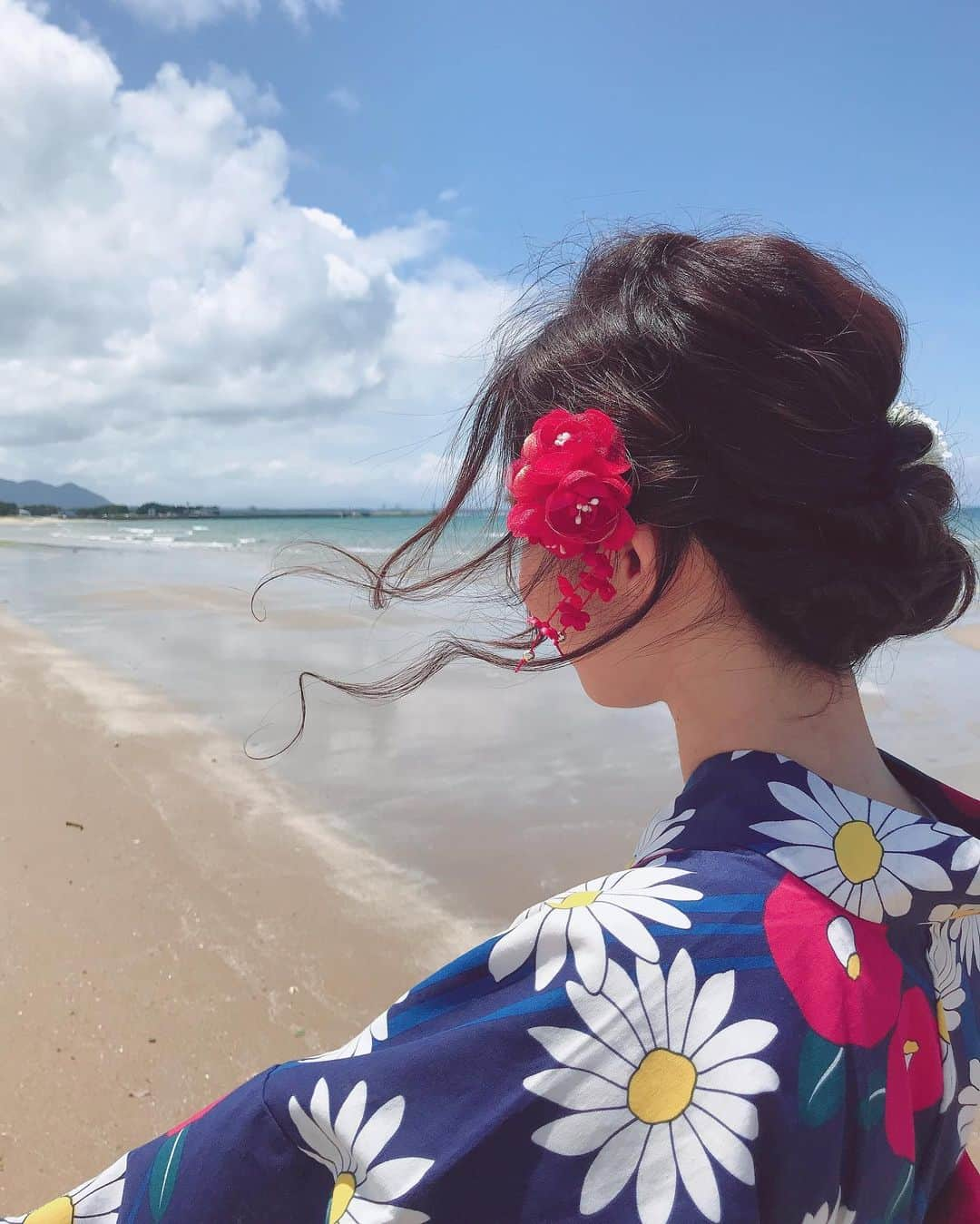 岸田麻佑さんのインスタグラム写真 - (岸田麻佑Instagram)「♡ #浴衣 『BooBooハウス』の収録では、琴ちゃんがCMで着てる、レトロ浴衣を着ました！ . . 着る人によって印象も変わるんだね？w . . #プチプラ #夏は浴衣映え  #イオン九州  #浴衣ヘアアレンジ  #浴衣デート してみたい。笑笑。」7月12日 11時15分 - mayu_kishimayu