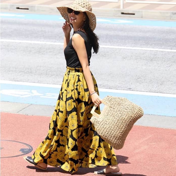LOCONDO.jp さんのインスタグラム写真 - (LOCONDO.jp Instagram)「【coca】  レトロな花柄がオシャレな印象。総柄アイテムなので、シンプルなトップスと合わせるのがおすすめです。  コカ coca レトロ花柄フレアロングスカートcocaオリジナル （Black）  #locondo #coca #skirt #flower #2019ss #fashion #instafashion #style #ig_fashion #ladiesfashion #instagood #패션 #패션스타그램 #时装 #时尚 #鞋 #ロコンド #コカ #ロングスカート #2019春夏新作 #レディースファッション #ファッション #ファッションコーデ #ファッション好き #服 #自宅で試着 #気軽に返品 #靴を買うならロコンド #靴だけじゃないよロコンド」7月12日 11時18分 - locondo_official