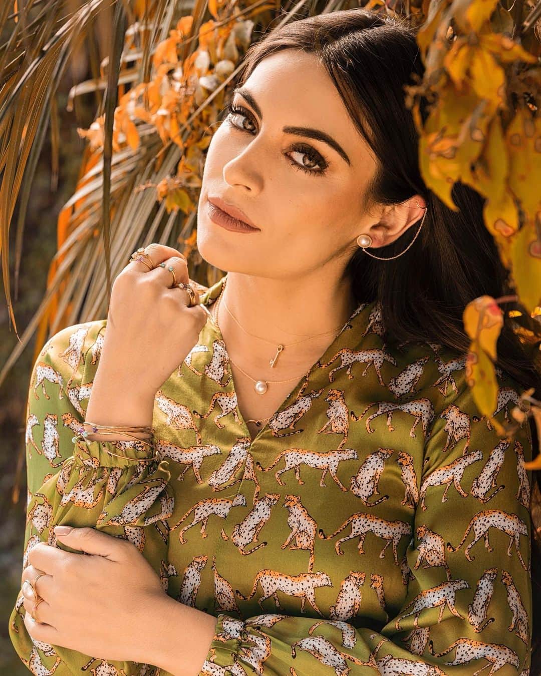 Ana Brenda Contrerasのインスタグラム：「Una de mis piezas favoritas 👂🏼 la mezcla perfecta entre lo clásico y la frescura , amo lo nuevo de @tousjewelry #touslovers #StayTender 🐻 💕  En esta foto están mis colores favoritos (aunque los cambie cada temporada) 😍 ¿cual es su color favorito? // comment your favorite color I’m reading 👀 and ♥️」