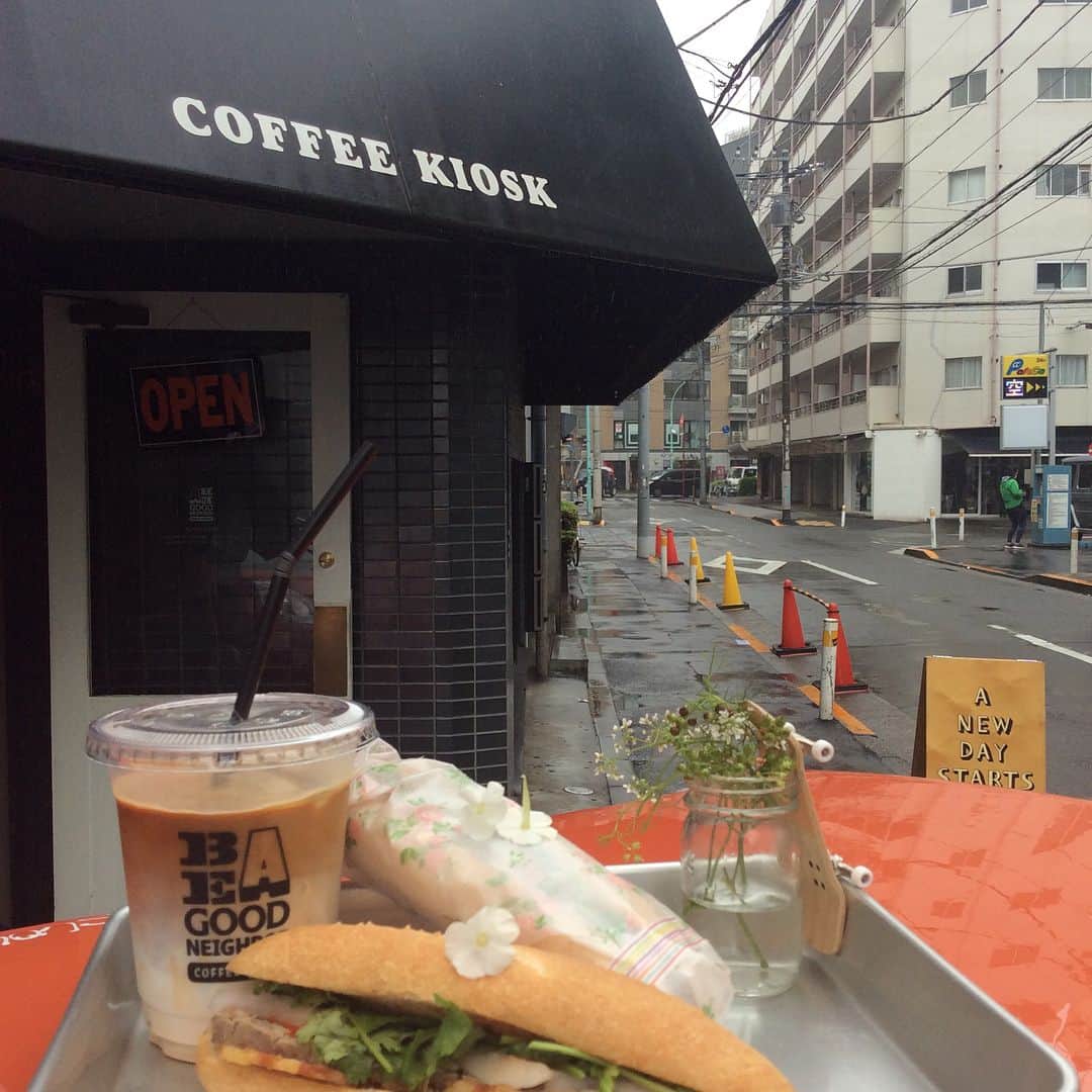 のインスタグラム：「our banh mi on friday starts here 🌿🐈--- todays recommend : chicken pho,pork bun(cold / warm),#3 pho champon 🎈🥊,chicken rice plate w/boiled shiny 🥚,summer time rolls for sharing,coconut pudding and cheer beers 🍻 こんにちは。やさしい雨がしとしと降りの千駄ヶ谷の交差点 banh mi on fridayです。ただいま bagn coffee kioskに納品のフライトmission 完了致しました。ますだ製パン(柔らかなバゲッド)に、自家製パテ、鹿児島ふくどめ小牧場のベーコン、なます、コールスロー、スイートチリトマトソース、パクチーをきゅっとはさんだヴェトナム風サンドウイッチです。お気に入りの珈琲やお茶 シロップソーダと一緒にお召し上がり下さいませ。お仕事の合い間のおやつに、kiosk自家製スコーンもおすすめです。 本日のおすすめは「鶏肉のフォー」「豚肉とレモングラスのブン 細麺甘酢ダレ 冷/太麺お醤油ダレ 温」「烏賊団子 ヤングコーン スナップ豌豆 木耳のちゃんぽんのフォー *豆乳スープ仕立て」「チキンライスプレート 半熟味付き🥚付き」「生春巻き お野菜/🦐」「豆乳ココナッツプリン 奄美の氷砂糖シロップ添え」「coedo (ruri-kyara)/bluemoon/333」です。 本日のお野菜のサマータイムロールには 撫子とエディブルフラワーのパクチーのお花入りです。撫子は ほんのりセロリーの味が薫ります。 お野菜は ズッキーニ カブ にんじん コリンキー 男爵 紅遥か ノーザンルビーの7種です。 本日も🕦より open、3p.mより 東京都現代美術館にステージを変え、2年ぶりにtabfことthe tokyo art book fairがカムバック、海の日(祝日)迄 4 days開催、明日より虎の門 cc 8thがスタート、pho321は通常通り営業、日曜日は定休日となります。 雨降りですので お足元お気をつけてゆっくりとご来店下さいませ 風邪ぎみの方は フォーのスープや旬のお野菜でご自愛下さいませ 皆さまにとって 新しき光りある週末になりますように スタッフ一同 📮🥖📬 #banhmionfriday #corianderseeds #tokyoartbookfair2019」