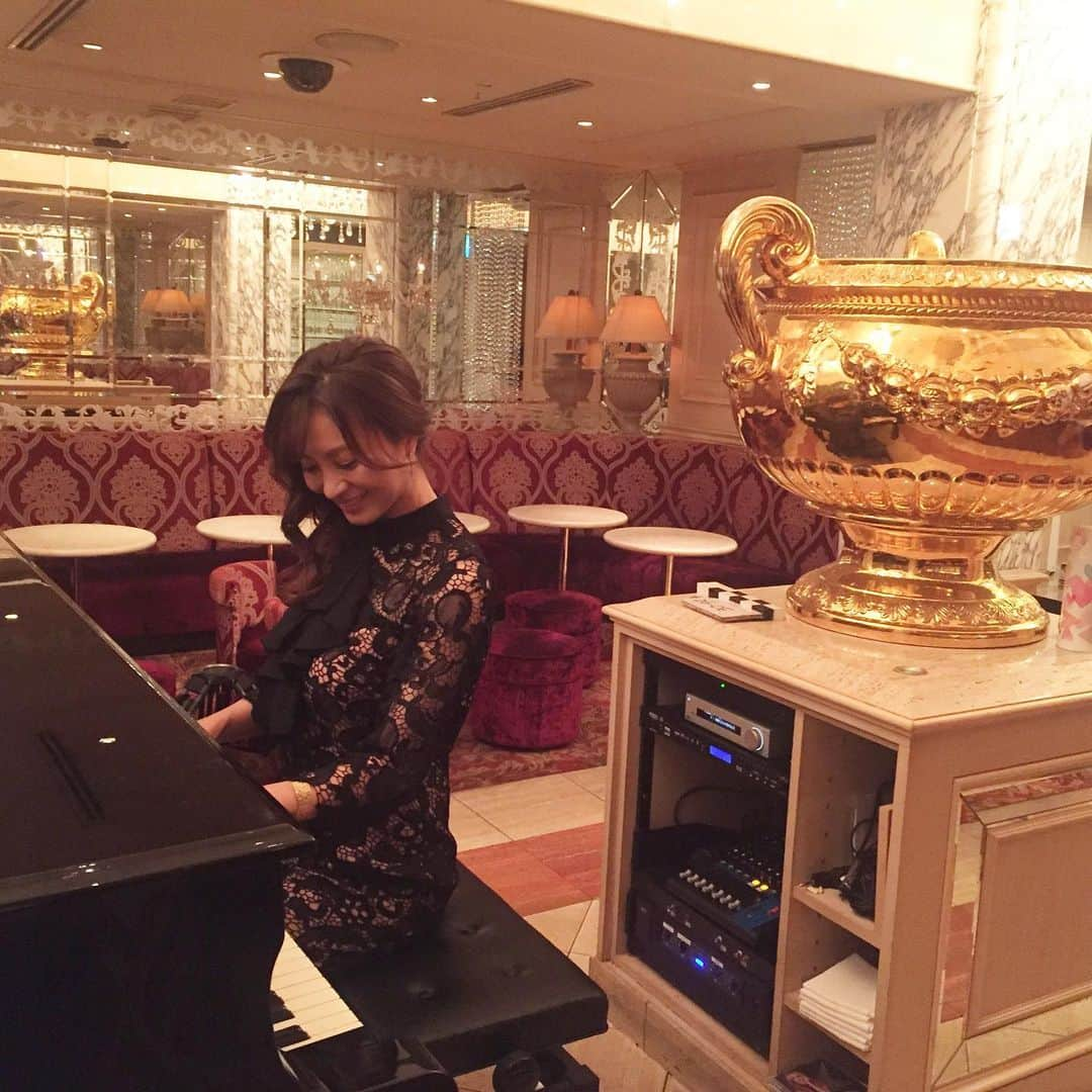 新山千春さんのインスタグラム写真 - (新山千春Instagram)「撮影🎬の合間に piano 奏てました？🥀🎼.•*¨*•.¸¸♬🎶 . 小さい頃から中学まで 習ってた#ピアノ 🥀 . いつか撮影でも🎬 役に立つ日が 来るかな？🥀 .  _____________________________________________________🌴 #art 好き🎨#chihuahua #dog 🐶  #mamafashion #Japaneseactress #casualcoordinate #denimcoordinate #makeup #model  #mama#mamastyle #Instagood #cooking #streetwear #mamacoordinate #hairarrange #streetfashion  #outfit #casualstyle  #outfitstyle #촬영 #粉我 #나를따르라  #fashionistas #dailylook #coodinate #新山千春  _____________________________________________🌴🌵🌴 _____________________________________________________🌴 #art 好き🎨#chihuahua #dog 🐶  #mamafashion #Japaneseactress #casualcoordinate #denimcoordinate #makeup #model  #mama#mamastyle #Instagood #cooking #streetwear #mamacoordinate #hairarrange #streetfashion  #outfit #casualstyle  #outfitstyle #촬영 #粉我 #나를따르라  #fashionistas #dailylook #coodinate #新山千春  _____________________________________________🌴🌵🌴」7月12日 11時26分 - chiharuuu_0114