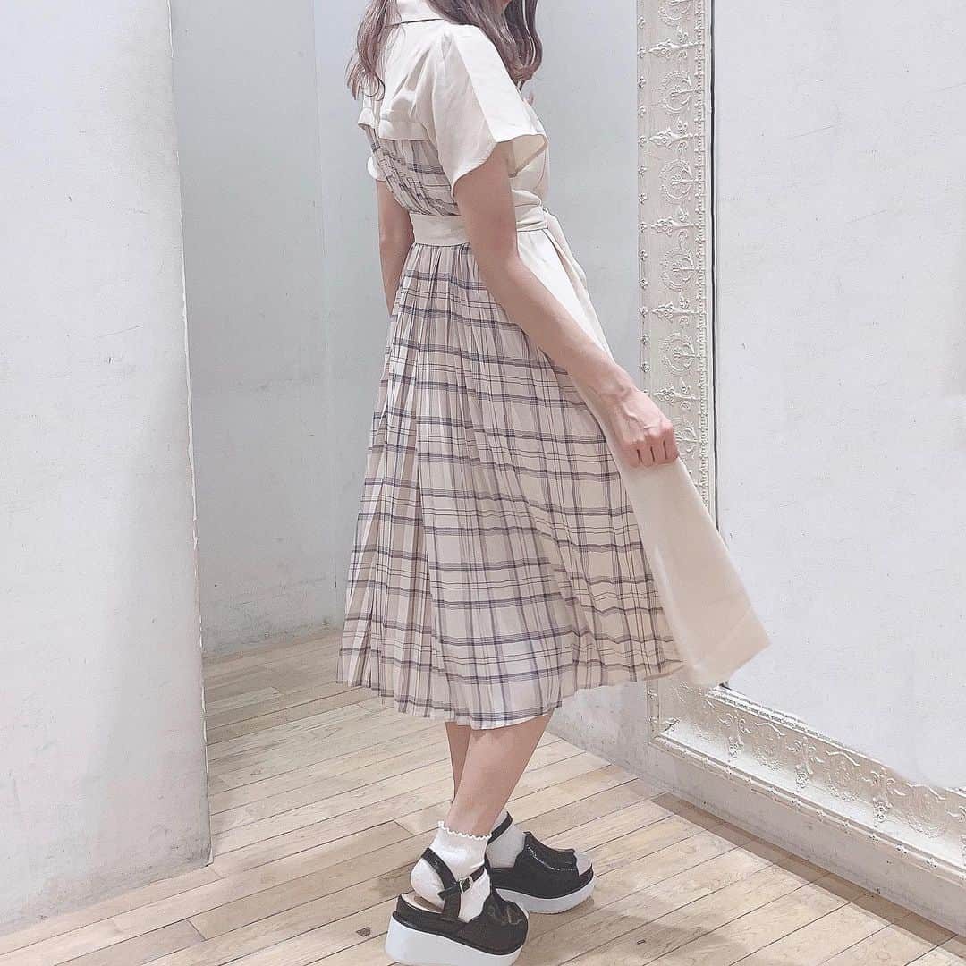 MAJEgirl?officialさんのインスタグラム写真 - (MAJEgirl?officialInstagram)「♡ : (( @majegirl_mari )) #156cmコーデ . バックプリーツがカワイイ🥺💓 ウエストの位置が高めで スタイルアップが叶います💫 . #1096061005  #バックプリーツシャツワンピース . #majesticlegon #majegirl #maje #dress #pleatsdress  #マジェスティックレゴン #マジェ #マジェガール #ワンピースコーデ」7月12日 11時27分 - majesticlegon_pressroom