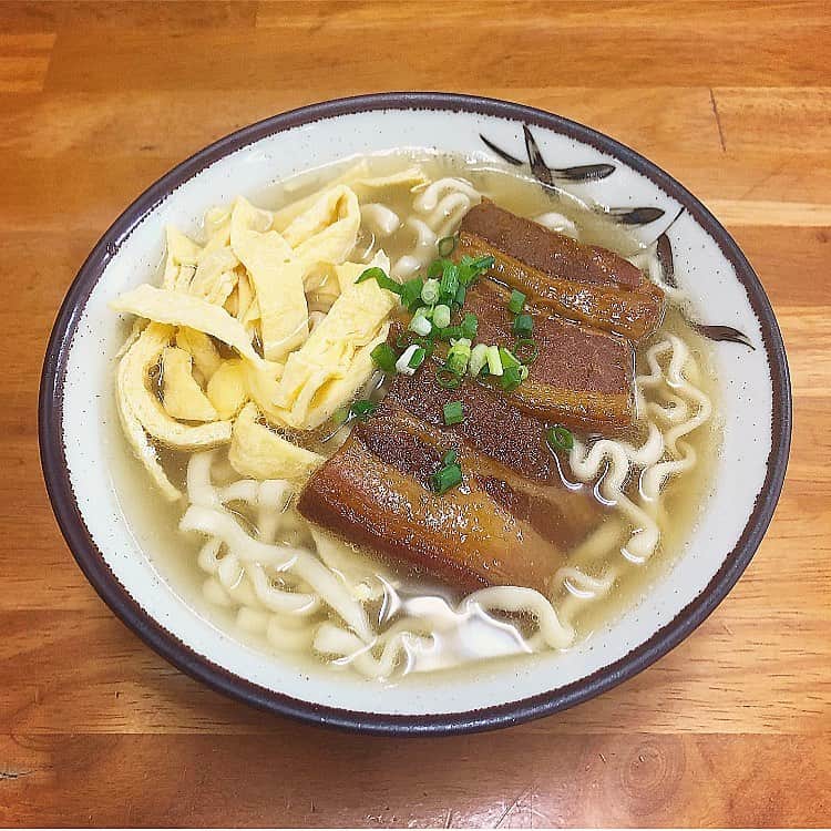 榊山敬代のインスタグラム：「🍜… ・ 充電旅行のはじまりは めんそーれランチの巻  これで400円也🙏✨… ・ 麺はつるつるプリプリと 甘い錦糸卵とトロトロ豚肉と 透き通ったスープはごちそう麺 ・ #また食べたい ・ ・ #食べすぎ注意 #ランチ #lunch #reasonable #麺 #そば #沖縄そば #ラフテー #egg #ハマヤ #400円 #沖縄 #okinawa #food #okinawa_love #okinawafood #okinawanfoodlab #麺スタグラム #日本画家 の #小旅行 #外出こんなもん #refresh #relax #充電中 🔌 #気分転換」