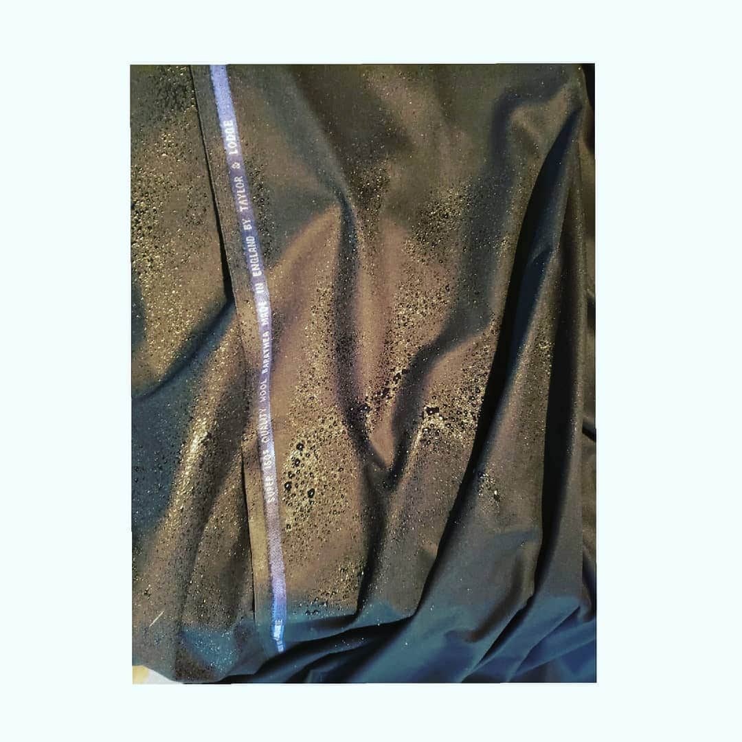 信國太志さんのインスタグラム写真 - (信國太志Instagram)「Process no.2 Humiliating fabric with water spray then she become sexier. #suitsformrf #gettingwet #bespoketailor」7月12日 11時39分 - taishinobukuni