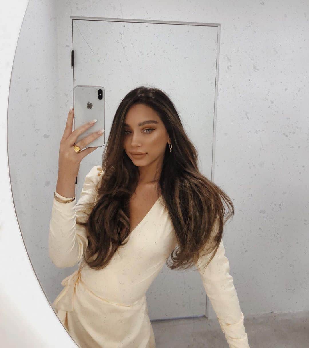 JANICE JOOSTEMAさんのインスタグラム写真 - (JANICE JOOSTEMAInstagram)「Trying not to eat my new caramel chocolate hair 💁🏽‍♀️🍫 Hair done by @sararosebuzz  Wearing @revolve @songofstyle」7月12日 11時36分 - janicejoostemaa
