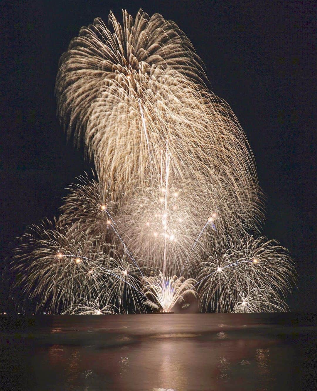 masayaさんのインスタグラム写真 - (masayaInstagram)「#鎌倉花火大会  #Kamakura Fireworks festival 24mm M BULB 10” F13 ISO100  Law #Fireworks  #花火 #花火大会 #鎌倉」7月12日 11時38分 - moonlightice