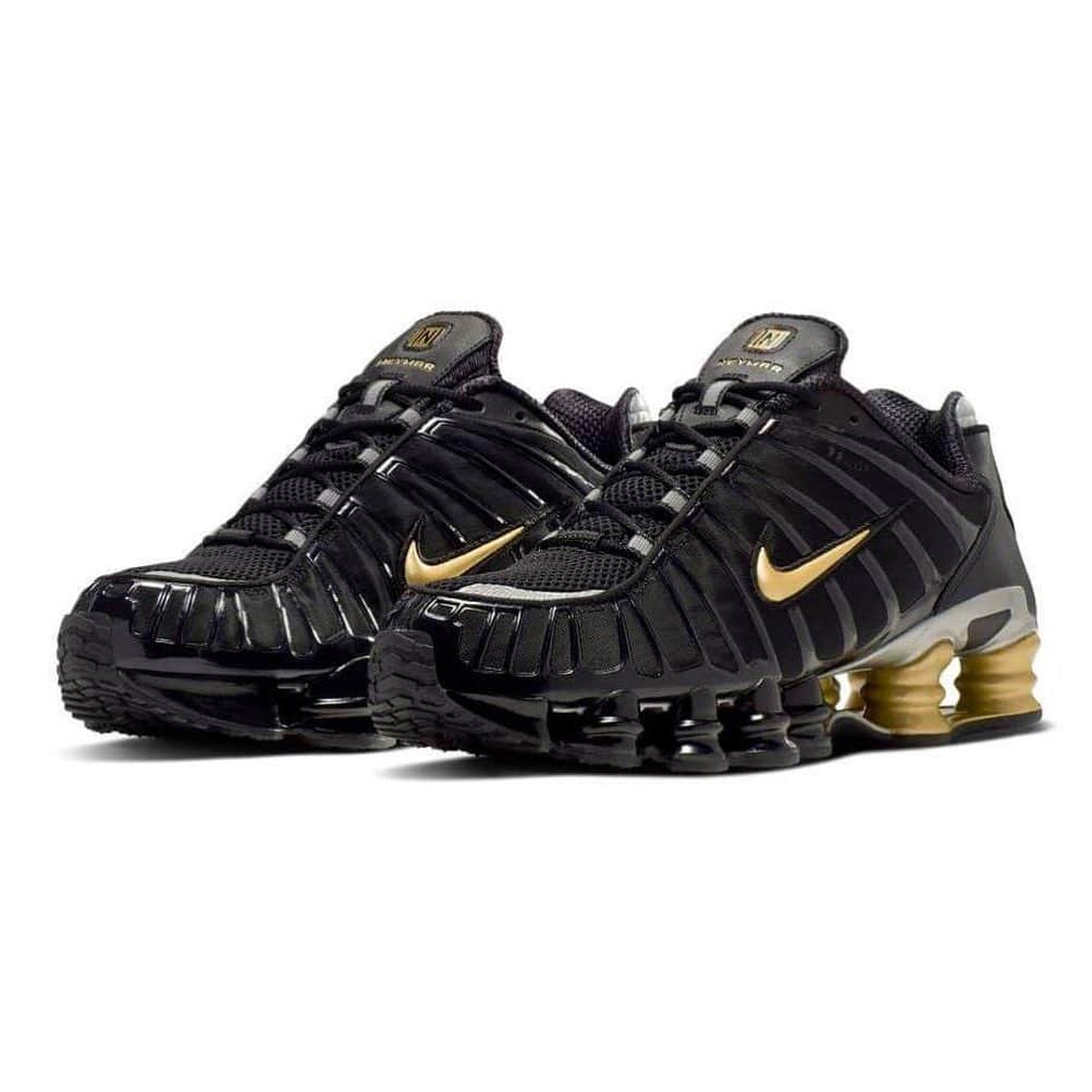 HYPEBEASTさんのインスタグラム写真 - (HYPEBEASTInstagram)「@hypebeastkicks: @neymarjr and @nike expand their Shox collaboration with a new "Black/Gold" colorway. The latest addition takes on a more textured dark mesh upper overlaid by an identically-toned plastic cage, gold and silver detailing, and a Shox logo that’s been rotated 90 degrees to turn the “Z” into an “N.” It’s slated to arrive on July 13 for $175 USD. Photo: Nike」7月12日 11時39分 - hypebeast
