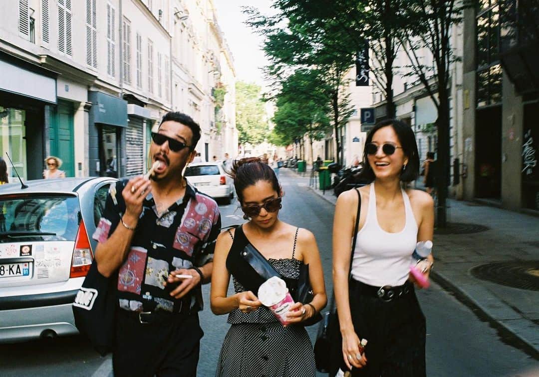 入夏さんのインスタグラム写真 - (入夏Instagram)「若い頃は先のことばかり考えていたけど、今しかないこの瞬間を楽しむのも良いよね。 あっという間に過ぎる1日を大切にしたいものです🌹 #paris #icecream」7月12日 11時41分 - iruka__offi