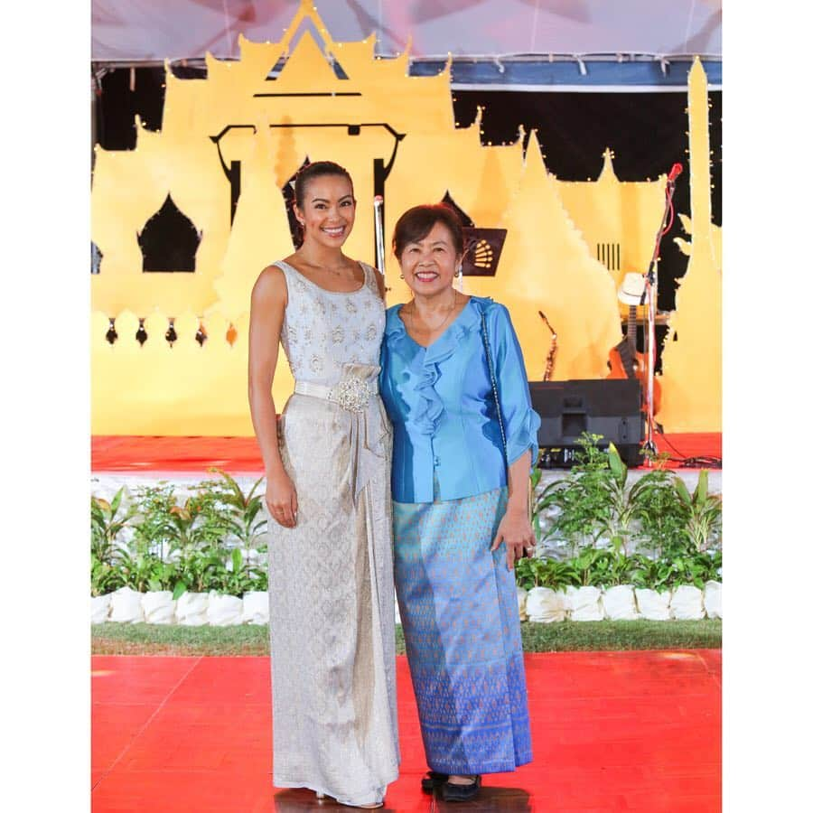 タヤ・ロジャースさんのインスタグラム写真 - (タヤ・ロジャースInstagram)「It was such an honor to attend last weeks Dusit Smile Gala @dusitkrabi where we were entertained by talented local children, an amazing spread of Thai food, live music, and most importantly we raised over half a million baht through a live and silent auction benefiting @OperationSmileThailand 😄 Mama Starling and I won three of the live auctions 😉 Incredibly grateful to everyone who came and everyone involved in making Dusit Smile night happen! 🙏🏼😄💙 ขอขอบคุณโรงแรมดุสิตธานี กระบี่ บีช รีสอร์ท @dusitkrabi ได้จัดงานดุสิต สมายล์ไนท์ ซึ่งเป็นงานประมูลบัตรกำนัลห้องพักและอื่น ๆ โดยรายได้ส่วนหนึ่งสนับสนุนมูลนิธิสร้างรอยยิ้ม เพื่อสมทบทุนช่วยเหลือค่าผ่าตัดรักษาให้กับผู้ป่วย ที่มีภาวะปากแหว่งเพดานโหว่ 😊」7月12日 11時46分 - tayastarling