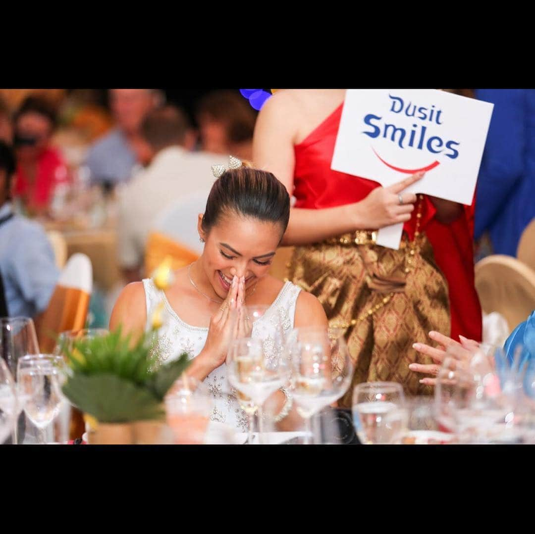 タヤ・ロジャースさんのインスタグラム写真 - (タヤ・ロジャースInstagram)「It was such an honor to attend last weeks Dusit Smile Gala @dusitkrabi where we were entertained by talented local children, an amazing spread of Thai food, live music, and most importantly we raised over half a million baht through a live and silent auction benefiting @OperationSmileThailand 😄 Mama Starling and I won three of the live auctions 😉 Incredibly grateful to everyone who came and everyone involved in making Dusit Smile night happen! 🙏🏼😄💙 ขอขอบคุณโรงแรมดุสิตธานี กระบี่ บีช รีสอร์ท @dusitkrabi ได้จัดงานดุสิต สมายล์ไนท์ ซึ่งเป็นงานประมูลบัตรกำนัลห้องพักและอื่น ๆ โดยรายได้ส่วนหนึ่งสนับสนุนมูลนิธิสร้างรอยยิ้ม เพื่อสมทบทุนช่วยเหลือค่าผ่าตัดรักษาให้กับผู้ป่วย ที่มีภาวะปากแหว่งเพดานโหว่ 😊」7月12日 11時46分 - tayastarling