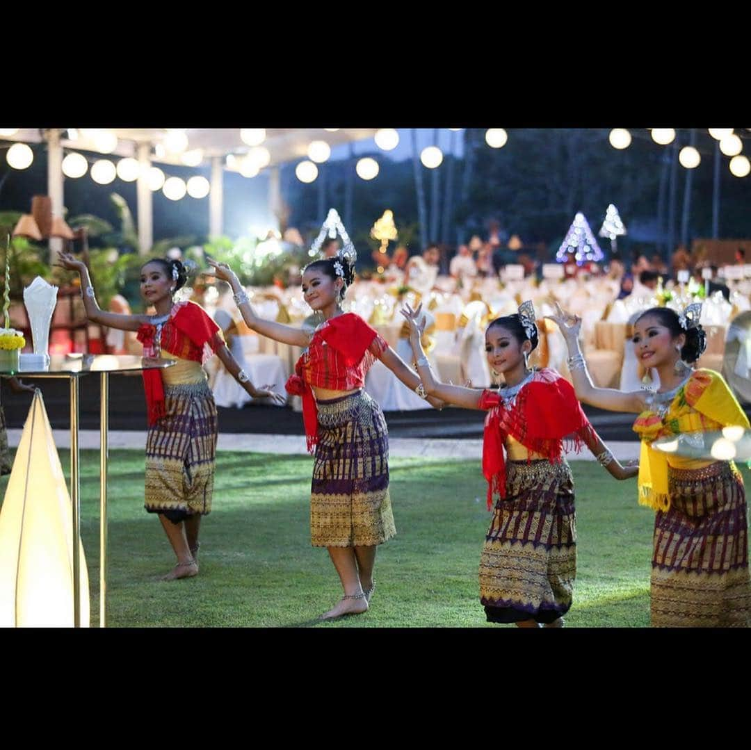 タヤ・ロジャースさんのインスタグラム写真 - (タヤ・ロジャースInstagram)「It was such an honor to attend last weeks Dusit Smile Gala @dusitkrabi where we were entertained by talented local children, an amazing spread of Thai food, live music, and most importantly we raised over half a million baht through a live and silent auction benefiting @OperationSmileThailand 😄 Mama Starling and I won three of the live auctions 😉 Incredibly grateful to everyone who came and everyone involved in making Dusit Smile night happen! 🙏🏼😄💙 ขอขอบคุณโรงแรมดุสิตธานี กระบี่ บีช รีสอร์ท @dusitkrabi ได้จัดงานดุสิต สมายล์ไนท์ ซึ่งเป็นงานประมูลบัตรกำนัลห้องพักและอื่น ๆ โดยรายได้ส่วนหนึ่งสนับสนุนมูลนิธิสร้างรอยยิ้ม เพื่อสมทบทุนช่วยเหลือค่าผ่าตัดรักษาให้กับผู้ป่วย ที่มีภาวะปากแหว่งเพดานโหว่ 😊」7月12日 11時46分 - tayastarling