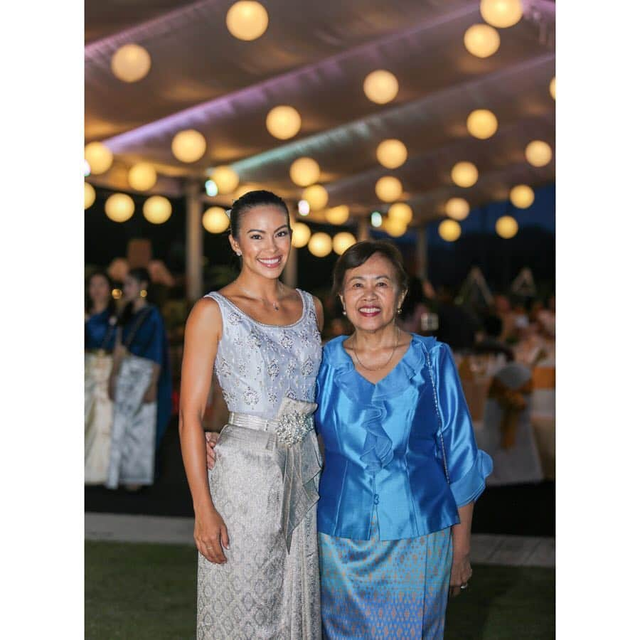 タヤ・ロジャースさんのインスタグラム写真 - (タヤ・ロジャースInstagram)「It was such an honor to attend last weeks Dusit Smile Gala @dusitkrabi where we were entertained by talented local children, an amazing spread of Thai food, live music, and most importantly we raised over half a million baht through a live and silent auction benefiting @OperationSmileThailand 😄 Mama Starling and I won three of the live auctions 😉 Incredibly grateful to everyone who came and everyone involved in making Dusit Smile night happen! 🙏🏼😄💙 ขอขอบคุณโรงแรมดุสิตธานี กระบี่ บีช รีสอร์ท @dusitkrabi ได้จัดงานดุสิต สมายล์ไนท์ ซึ่งเป็นงานประมูลบัตรกำนัลห้องพักและอื่น ๆ โดยรายได้ส่วนหนึ่งสนับสนุนมูลนิธิสร้างรอยยิ้ม เพื่อสมทบทุนช่วยเหลือค่าผ่าตัดรักษาให้กับผู้ป่วย ที่มีภาวะปากแหว่งเพดานโหว่ 😊」7月12日 11時46分 - tayastarling